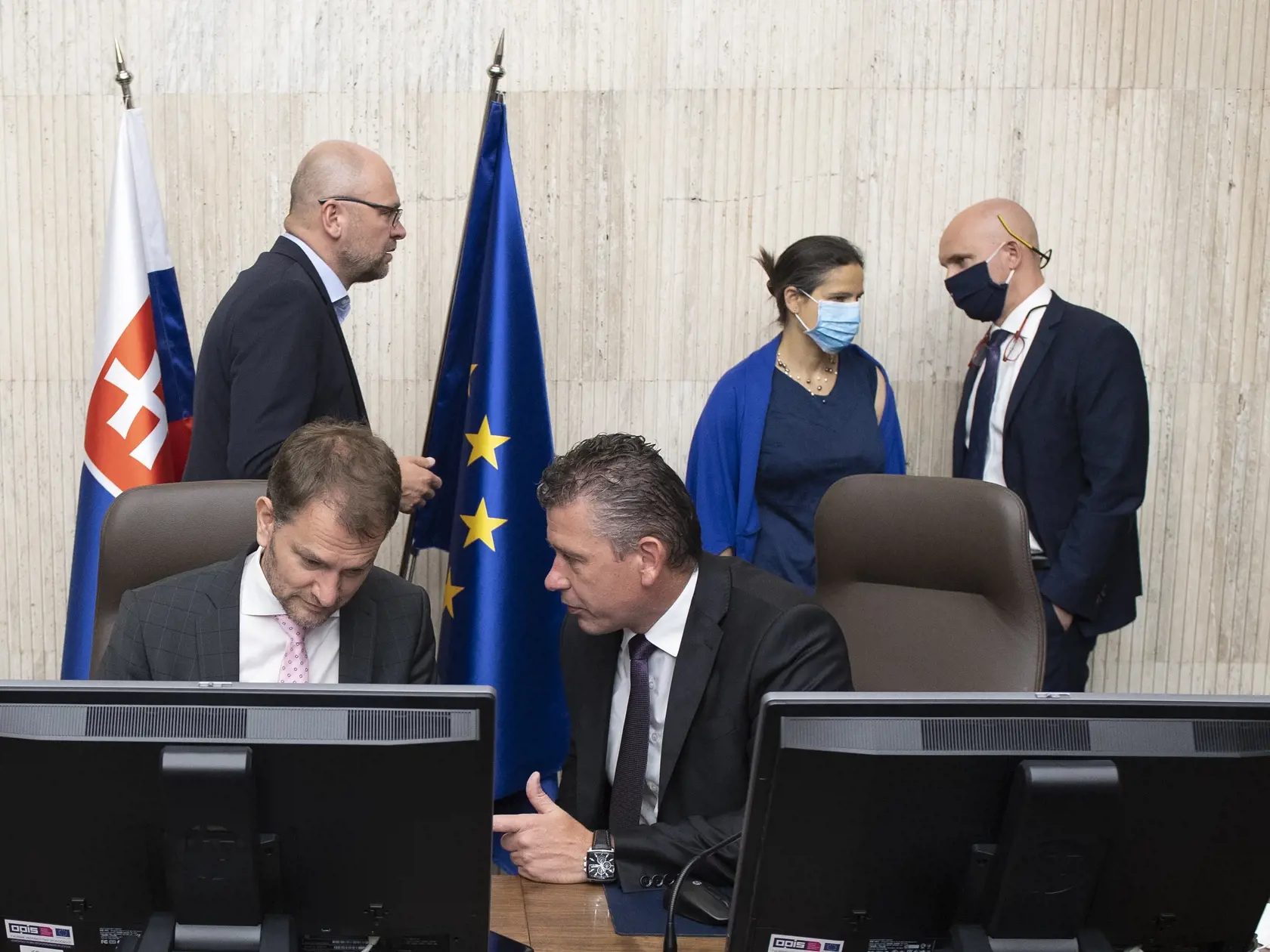 Na snímke v popredí vľavo predseda vlády SR Igor Matovič (OĽaNO) a minister vnútra Roman Mikulec (OĽaNO), vľavo v pozadí minister hospodárstva, prvý podpredseda vlády pre ekonomiku Richard Sulík (SaS), ministerka spravodlivosti Mária Kolíková (Za ľudí) a minister školstva Branislav Gröhling (SaS) počas zasadnutia vlády SR v Bratislave v stredu 1. júla 2020. FOTO TASR - Pavel Neubauer