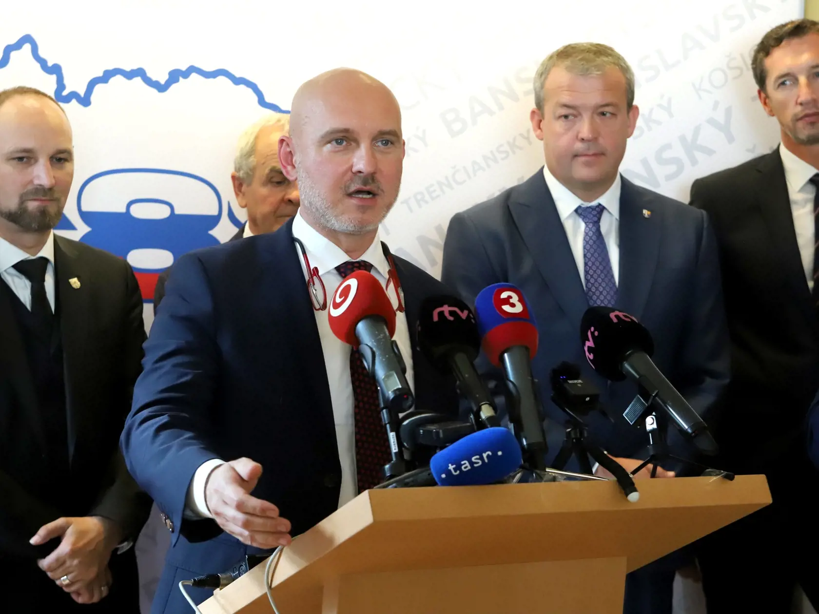 Zo zasadnutia Združenia samosprávnych krajov SK 8. Témami, o ktorých župani rokovali, bol návrh nového zákona o verejnej regionálnej doprave, podpora cestovného ruchu či regionálne školstvo. Zasadnutia sa zúčastnil aj minister školstva, vedy, výskumu a športu Branislav Gröhling. Na snímke minister školstva, vedy, výskumu a športu Branislav Gröhling počas tlačovej konferencie po zasadnutí Združenia samosprávnych krajov SK 8 v Banskej Bystrici 18. júna 2020. V pozadí zľava predseda Trnavského samo