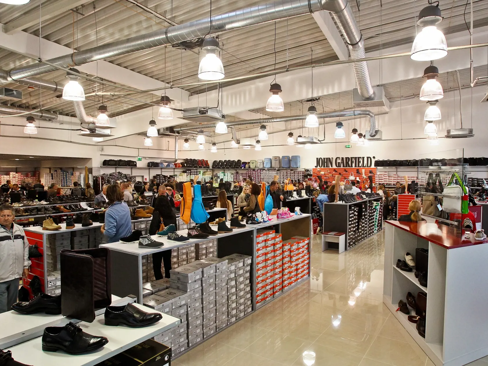 V blizkosti dialnice D1 pri obci Voderady otvorili prve slovenske outletove centrum ONE Fashion Outlet. Na snimke predajna John Garfield.
