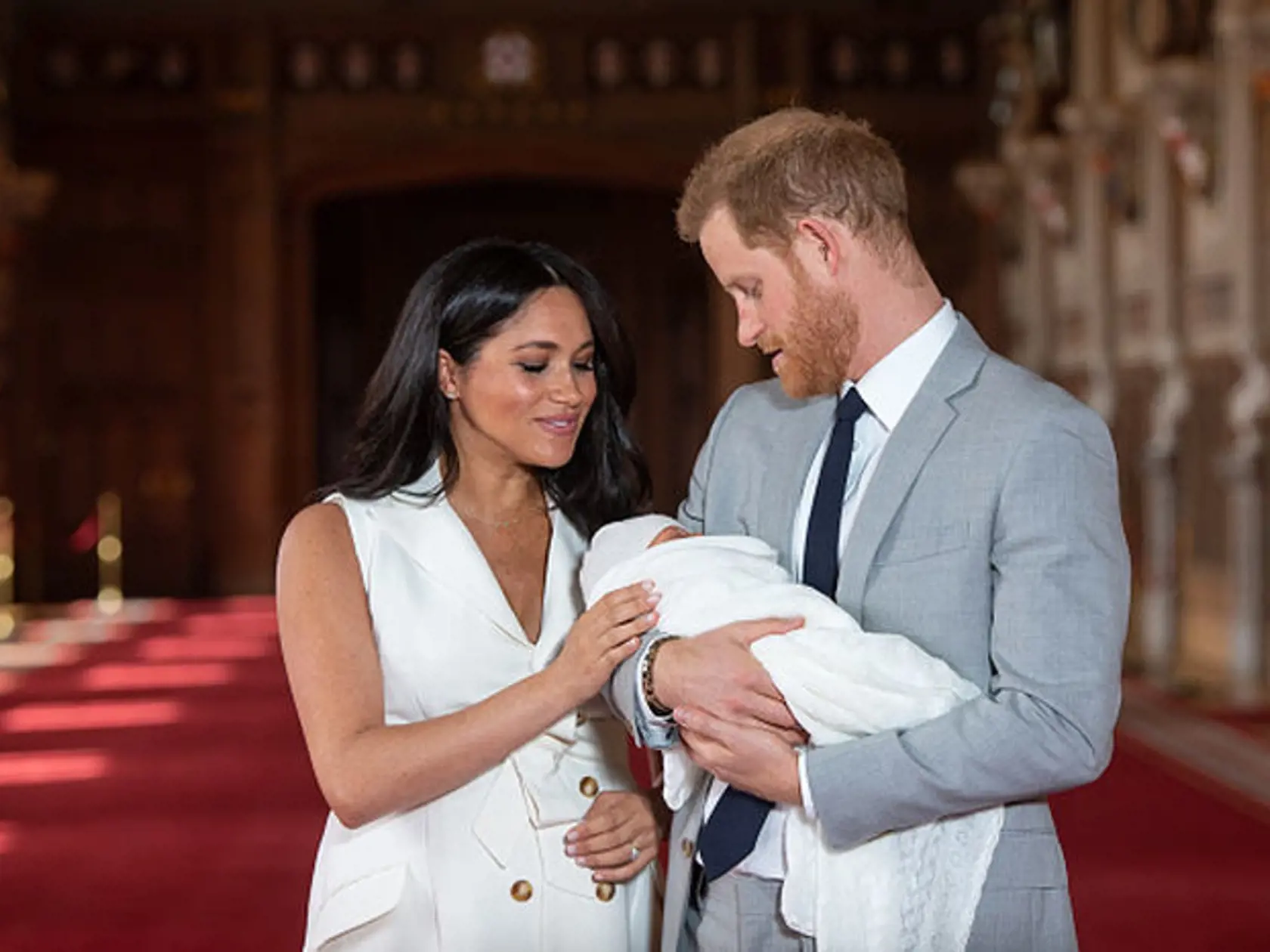 WINDSOR, ENGLAND - MAY 08: Prince Harry, Duke of Sussex and Meghan, Duchess of Sussex, pose with their newborn son Archie Harrison Mountbatten-Windsor during a photocall in St George's Hall at Windsor Castle on May 8, 2019 in Windsor, England. The Duchess of Sussex gave birth at 05:26 on Monday 06 May, 2019. (Photo by Dominic Lipinski - WPA Pool/Getty Images)