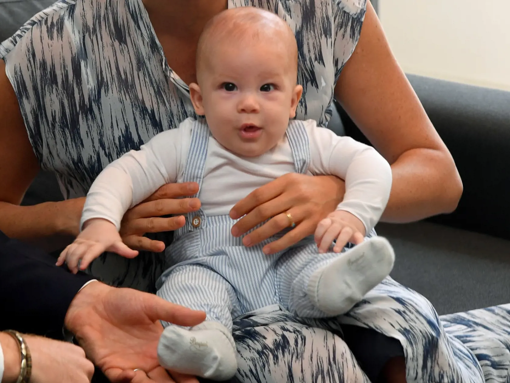 Vojvoda a vojvodkyňa zo Sussexu sa do Afriky rozhodli vziať aj svojho štvormesačného synčeka Archieho, pre ktorého je to prvá zahraničná cesta vôbec.