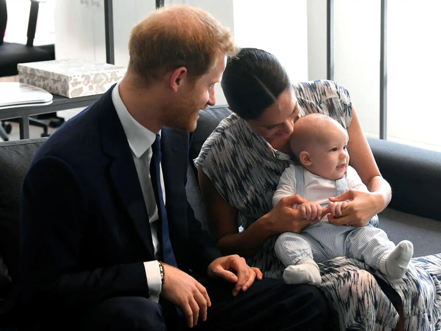 Vojvoda a vojvodkyňa zo Sussexu sa do Afriky rozhodli vziať aj svojho štvormesačného synčeka Archieho, pre ktorého je to prvá zahraničná cesta vôbec.