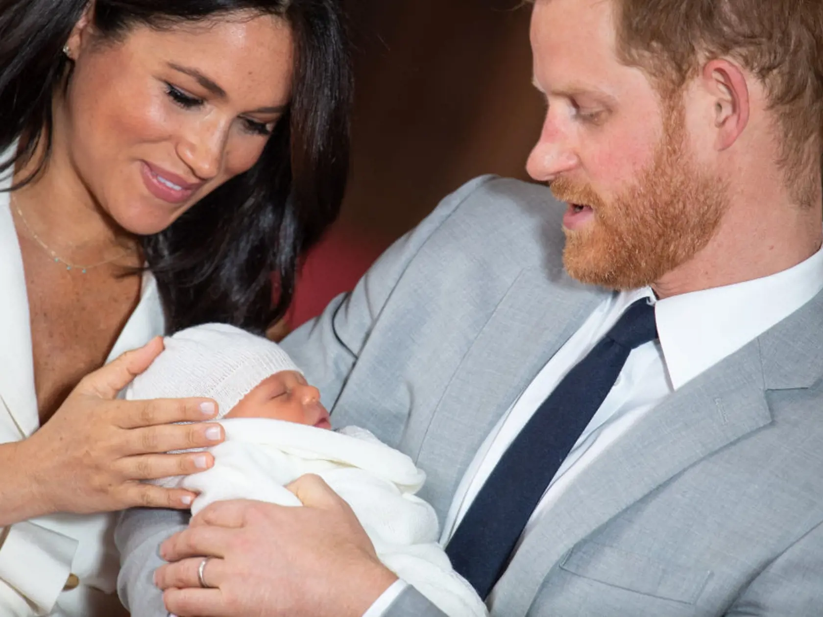 WINDSOR, ENGLAND - MAY 08: Prince Harry, Duke of Sussex and Meghan, Duchess of Sussex, pose with their newborn son Archie Harrison Mountbatten-Windsor during a photocall in St George's Hall at Windsor Castle on May 8, 2019 in Windsor, England. The Duchess of Sussex gave birth at 05:26 on Monday 06 May, 2019. (Photo by Dominic Lipinski - WPA Pool/Getty Images)