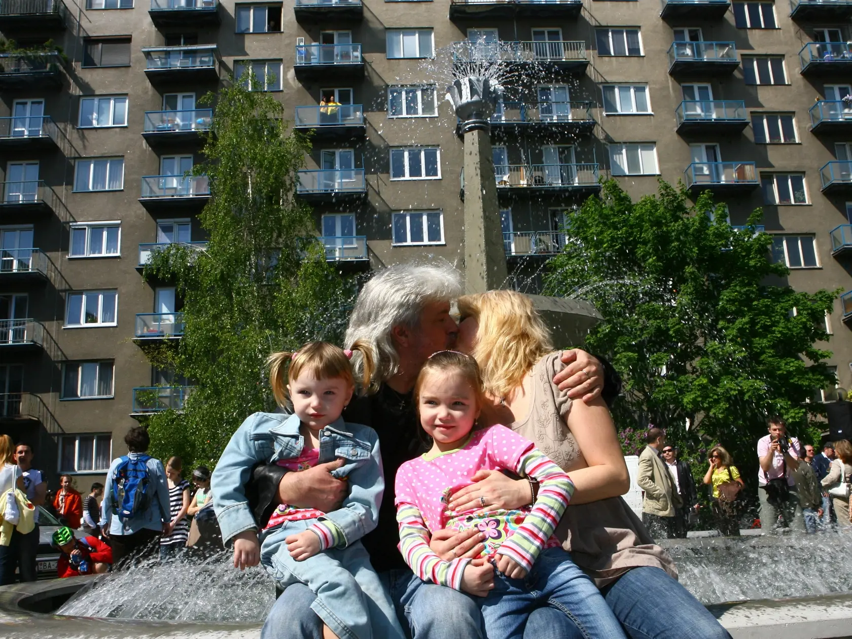 Rodinka s deťmi, keď boli ešte malé.