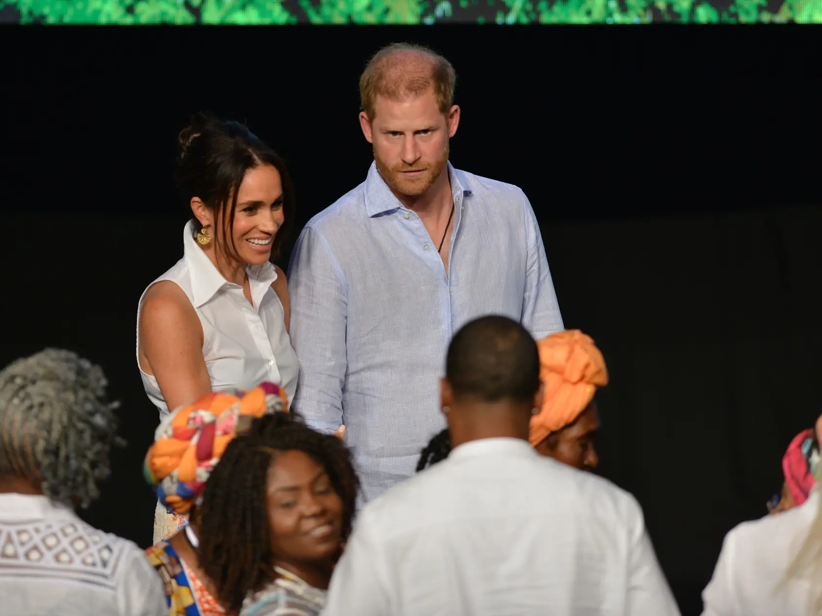 Meghan Markle a Kate Middleton sa pred kráľovskou svadbou Meghan a princa Harryho v roku 2018 pohádali kvôli šatám pre družičky. Meghan popiera, že by sa správala nevhodne a tvrdí, že ona je tá, ktorej ublížili.