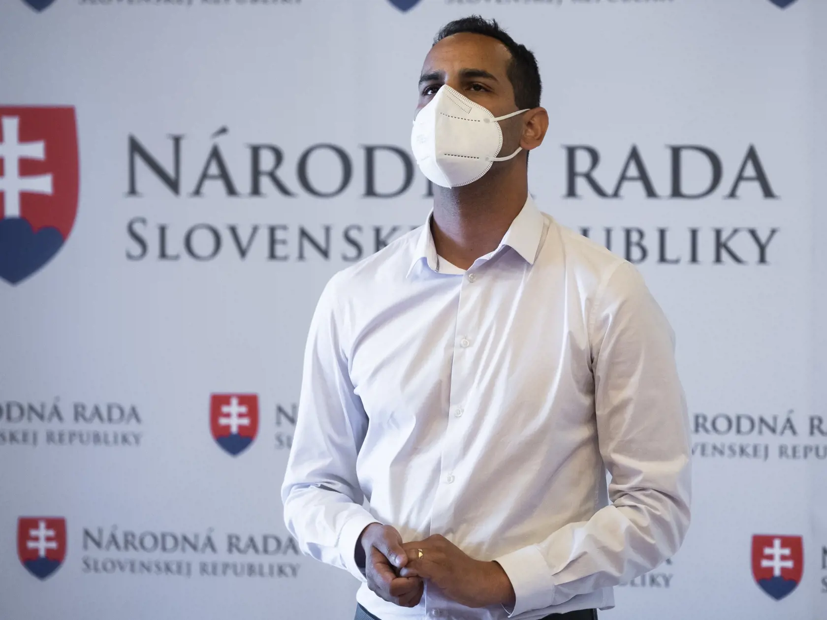 Na snímke poslanec Národnej rady (NR) SR Ján Herák sa vzdáva poslaneckého mandátu počas tlačovej konferencie v Bratislave 9. júna 2021. Herák čelí obvineniu zo zneužívania maloletej osoby. Svojím rozhodnutím chce chrániť svoju rodinu, obvinenia odmieta. FOTO TASR - Jaroslav Novák