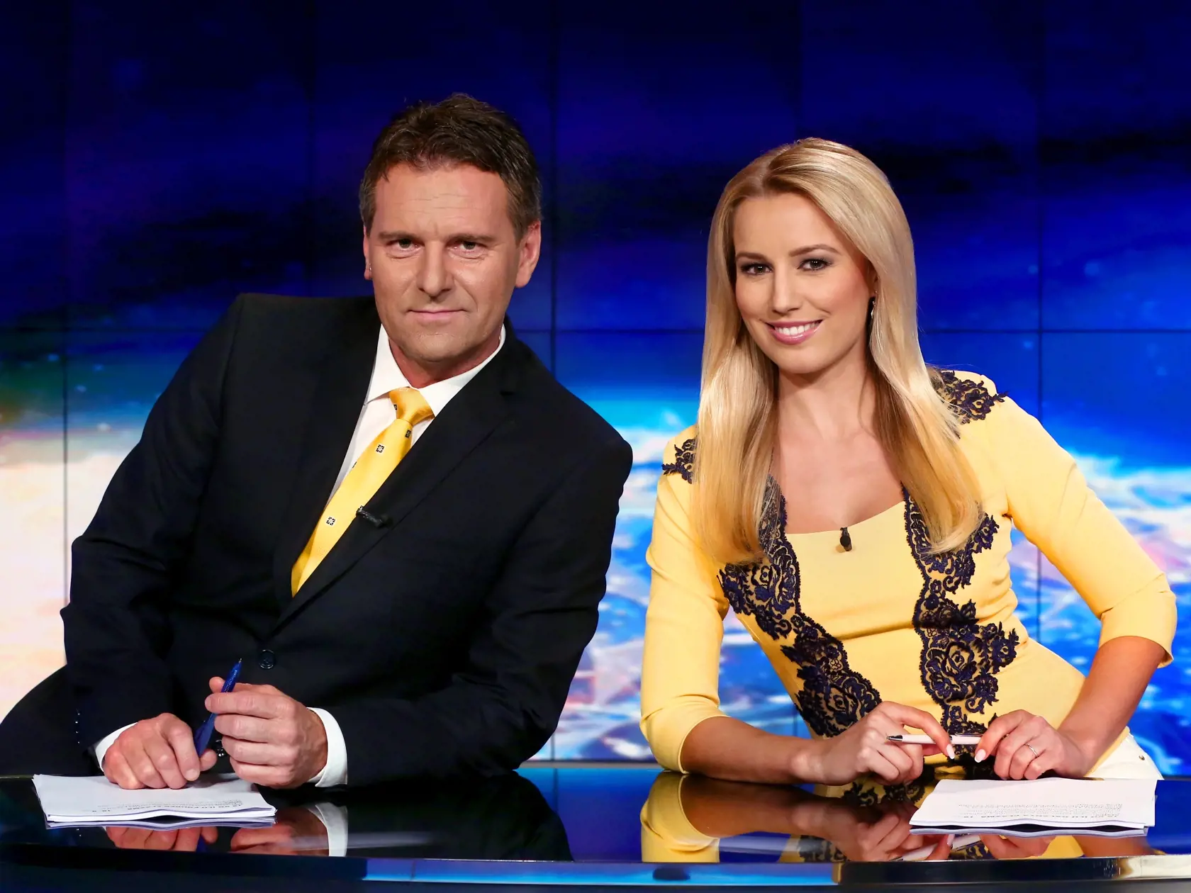 Magazín: Ako vznikaju televízne noviny na Markíze. Reportáž so spravodajského zákulisia v Záhorskej Bystrici. Jaroslav Zápala a Mária Chreneková Pietrová.