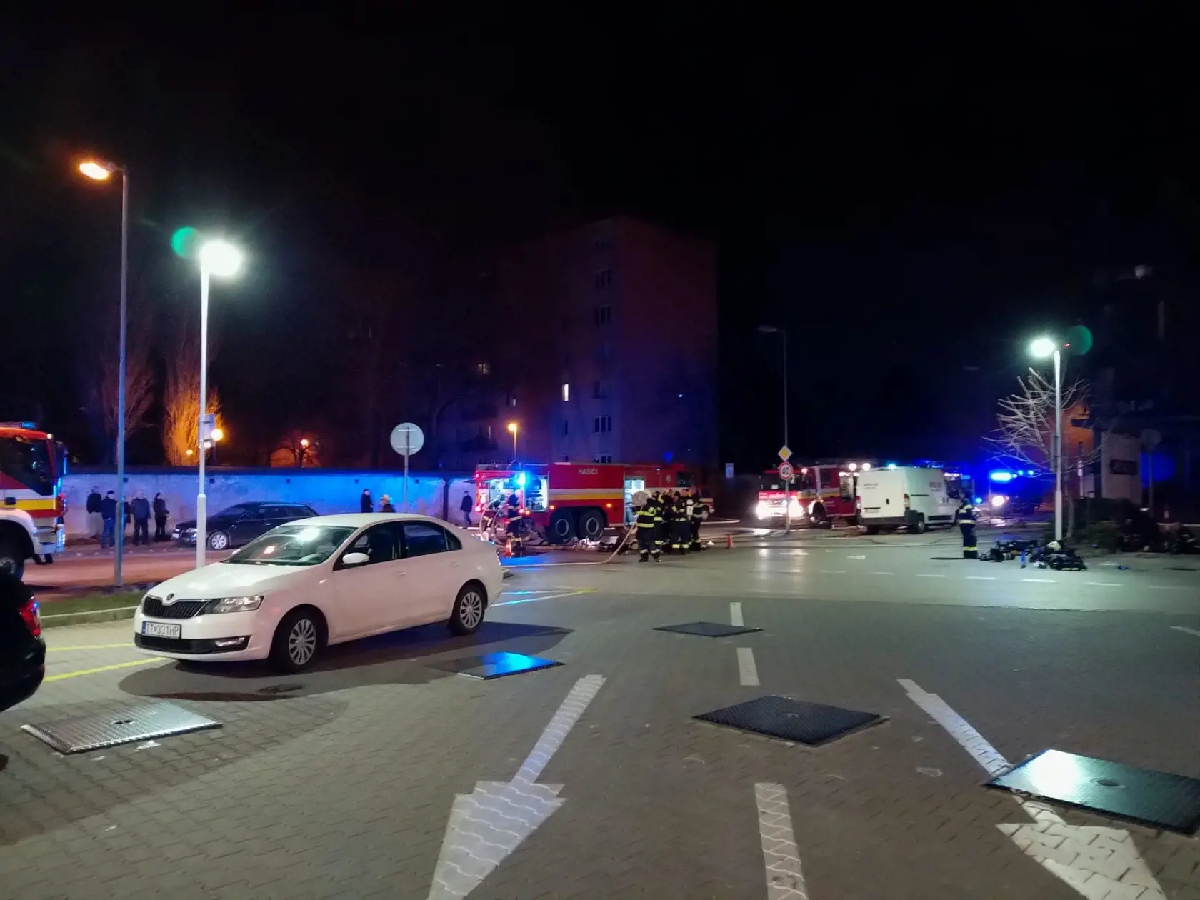 Hasiči a policajti urobili skvelú prácu. Mnohých museli po akcii ošetriť v nemocnici.