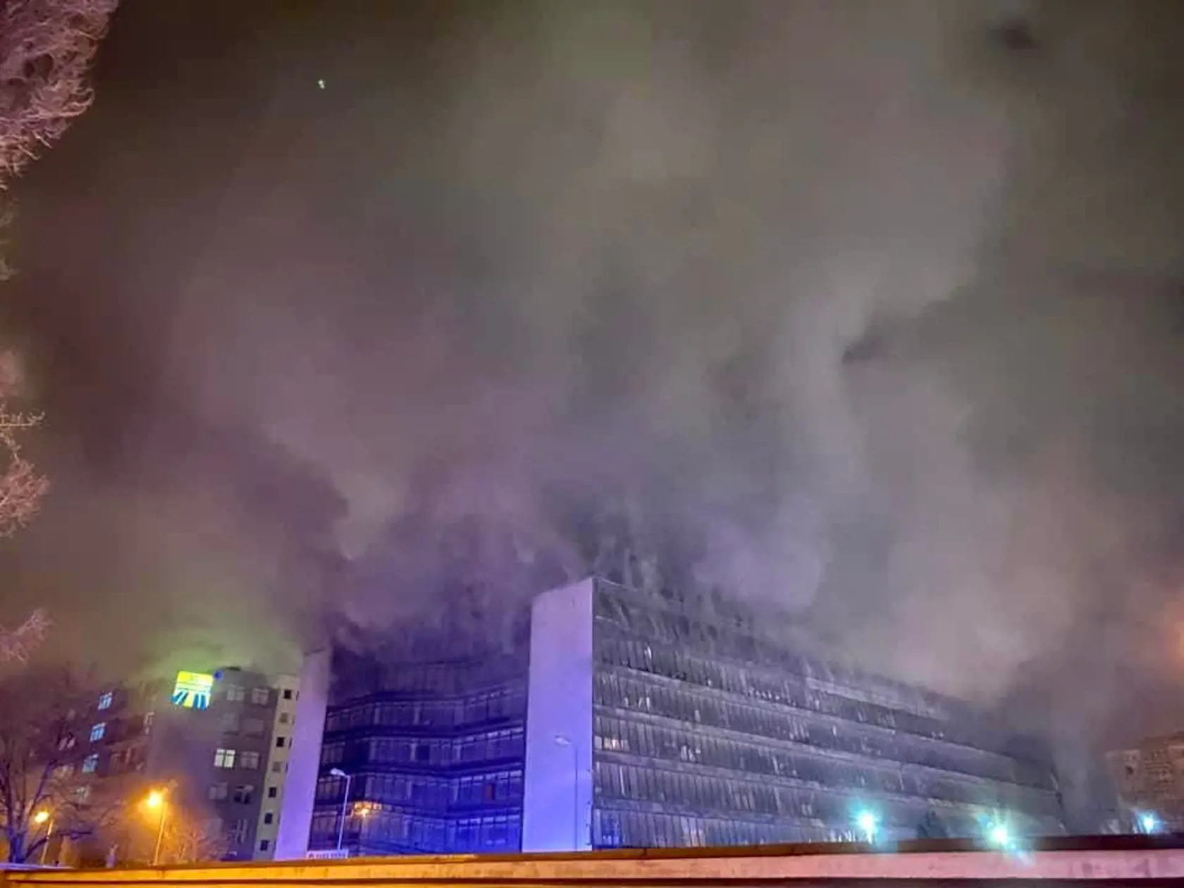 Garážový dom v Bratislave hasili celú noc zo soboty na nedelu.