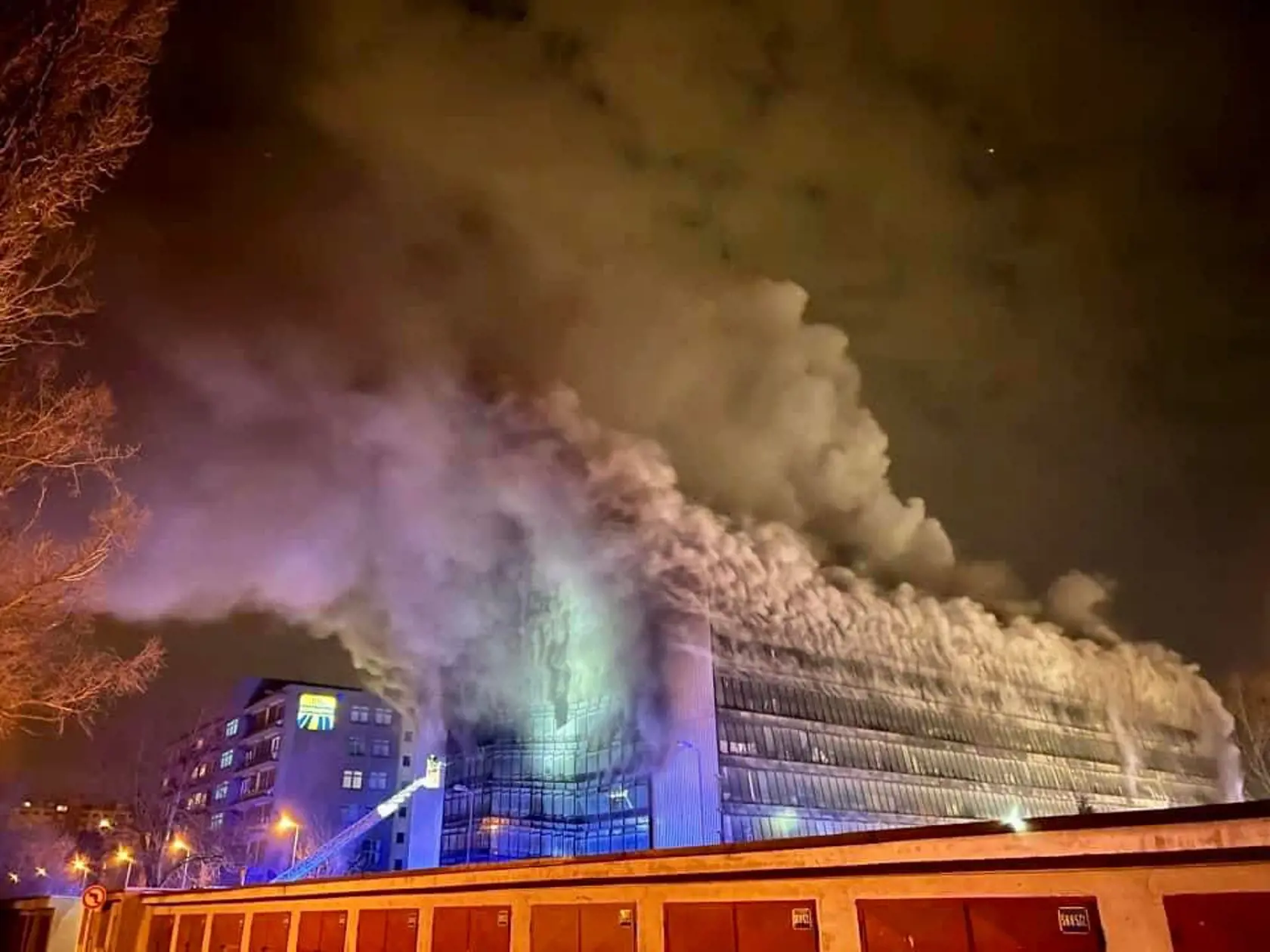 Garážový dom na Drieňovej ulici sa brutálne rozhorel. Ľudia tam mali okrem áut a bicyklov aj popanbutanove bomby....