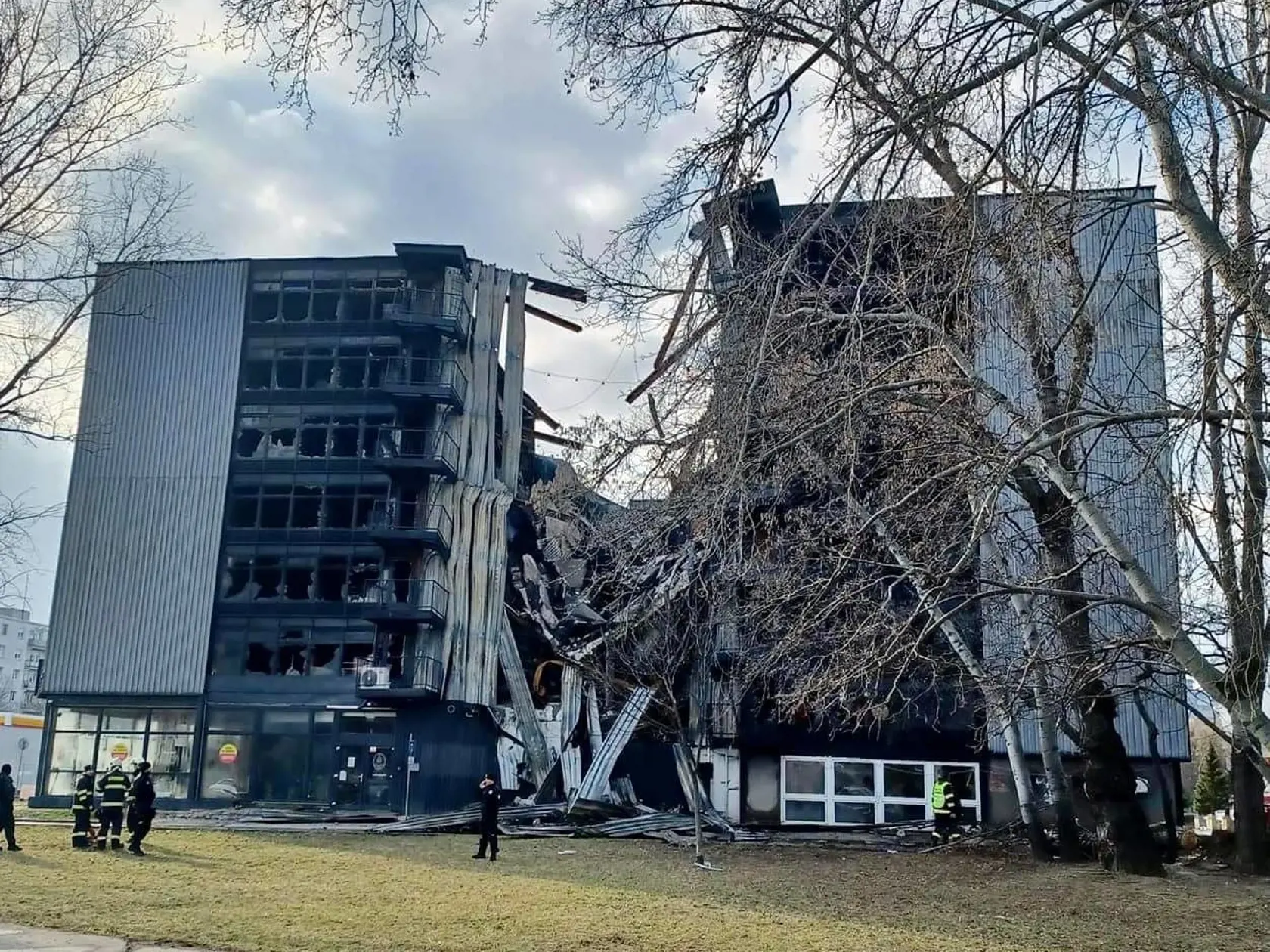Stredná časť domu sa úplne prepadla.