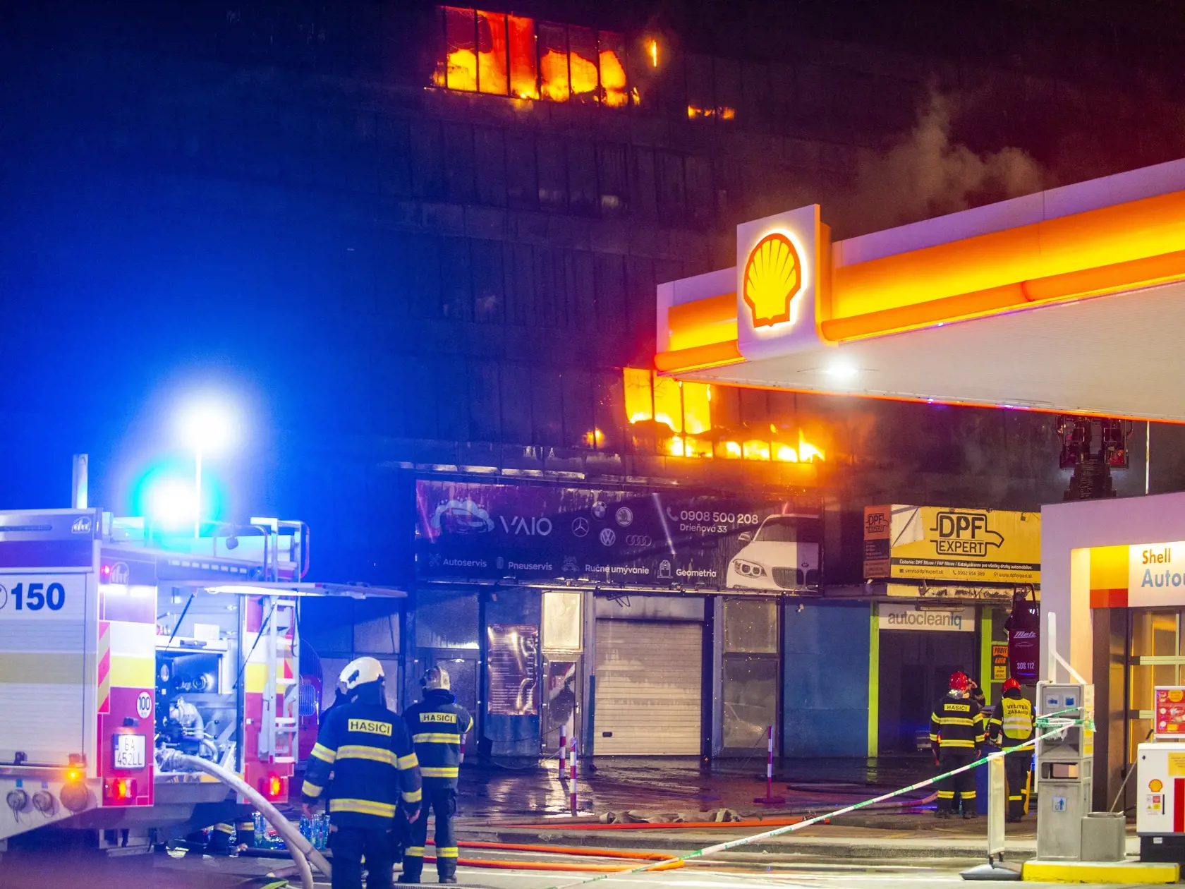 Požiar parkovacieho domu na Drieňovej ulici v Bratislave v sobotu 5. marca 2022. Horelo blízko čerpacej stanice.