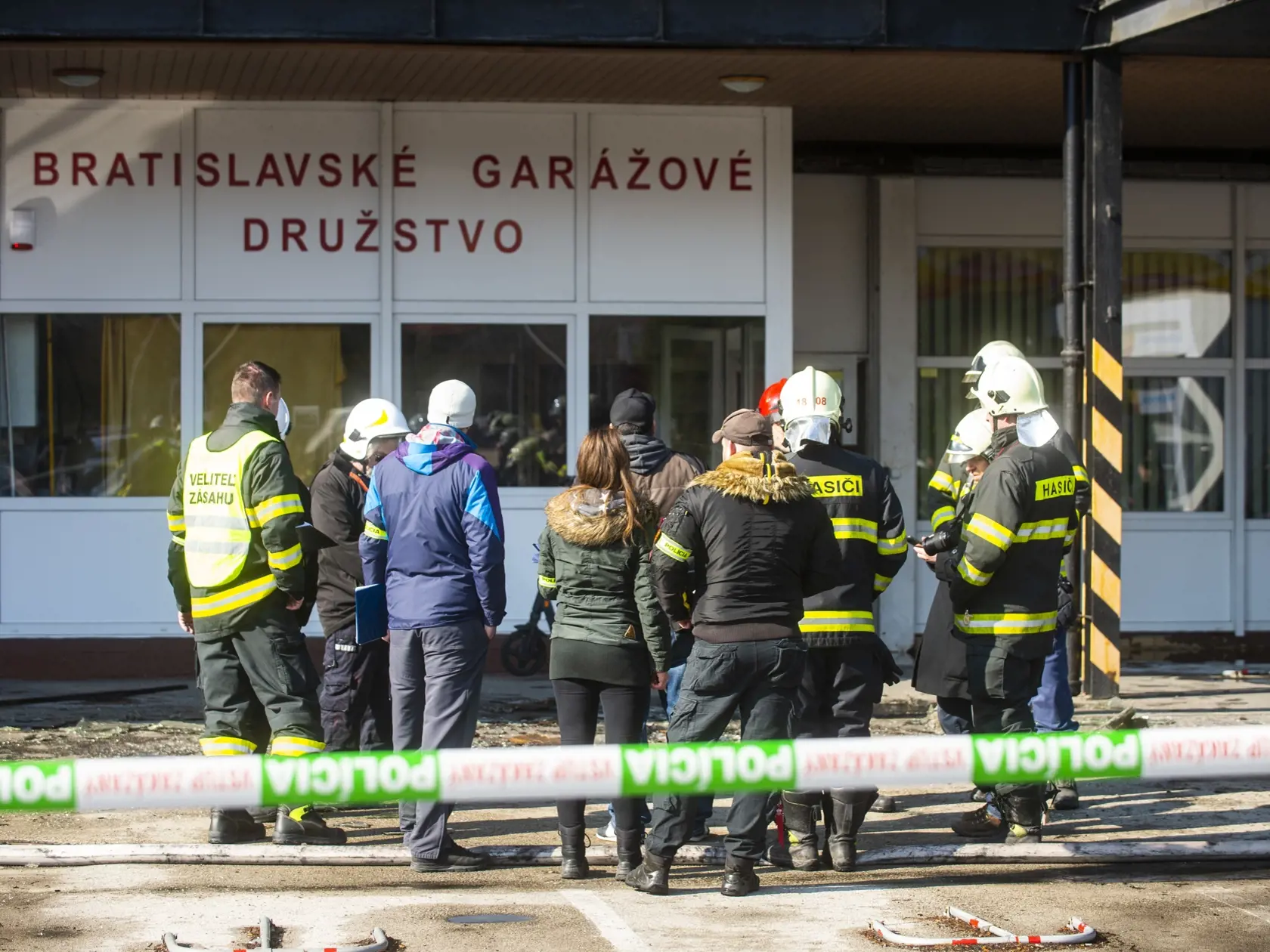 Na snímke zhorená budova garážového domu na Drieňovej ulici v Bratislave 6. marca 2022. FOTO TASR - Jakub Kotian