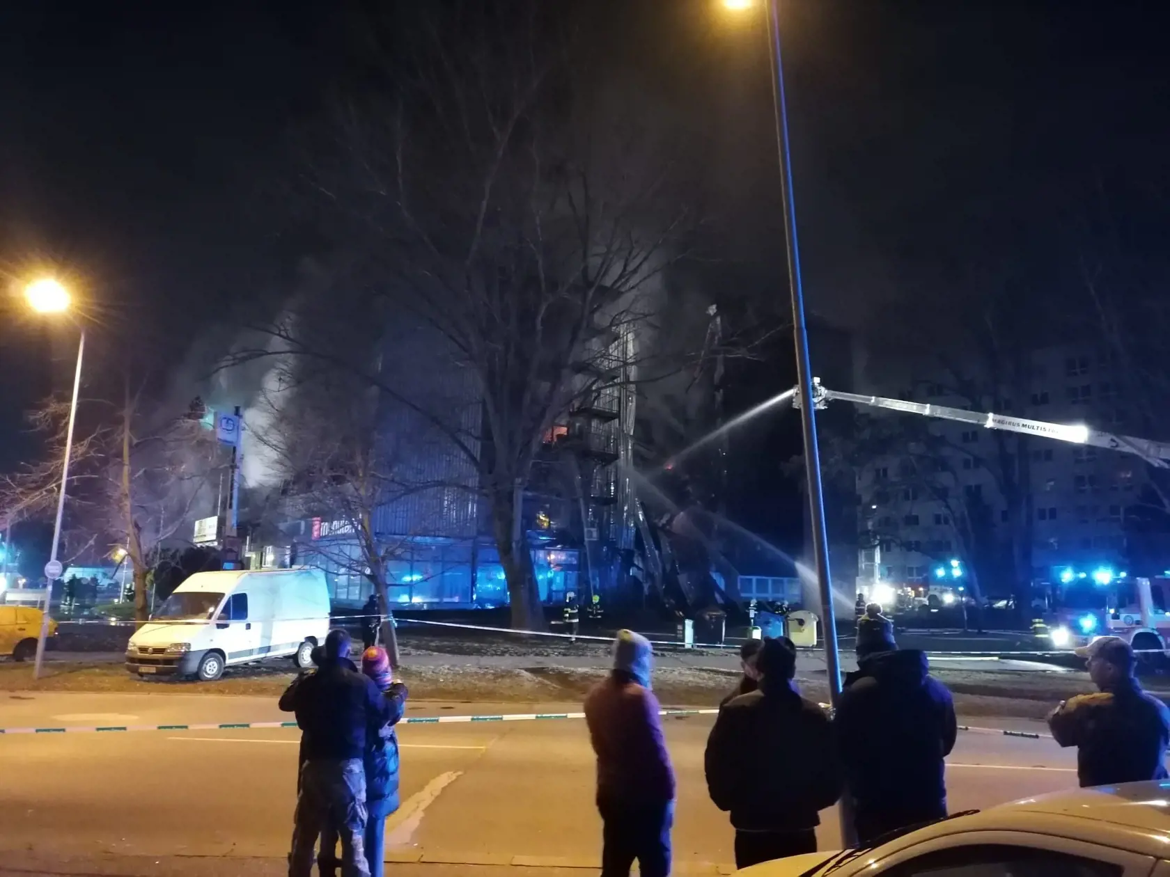 Požiar parkovacieho domu na Drieňovej ulici v Bratislave v sobotu 5. marca 2022.