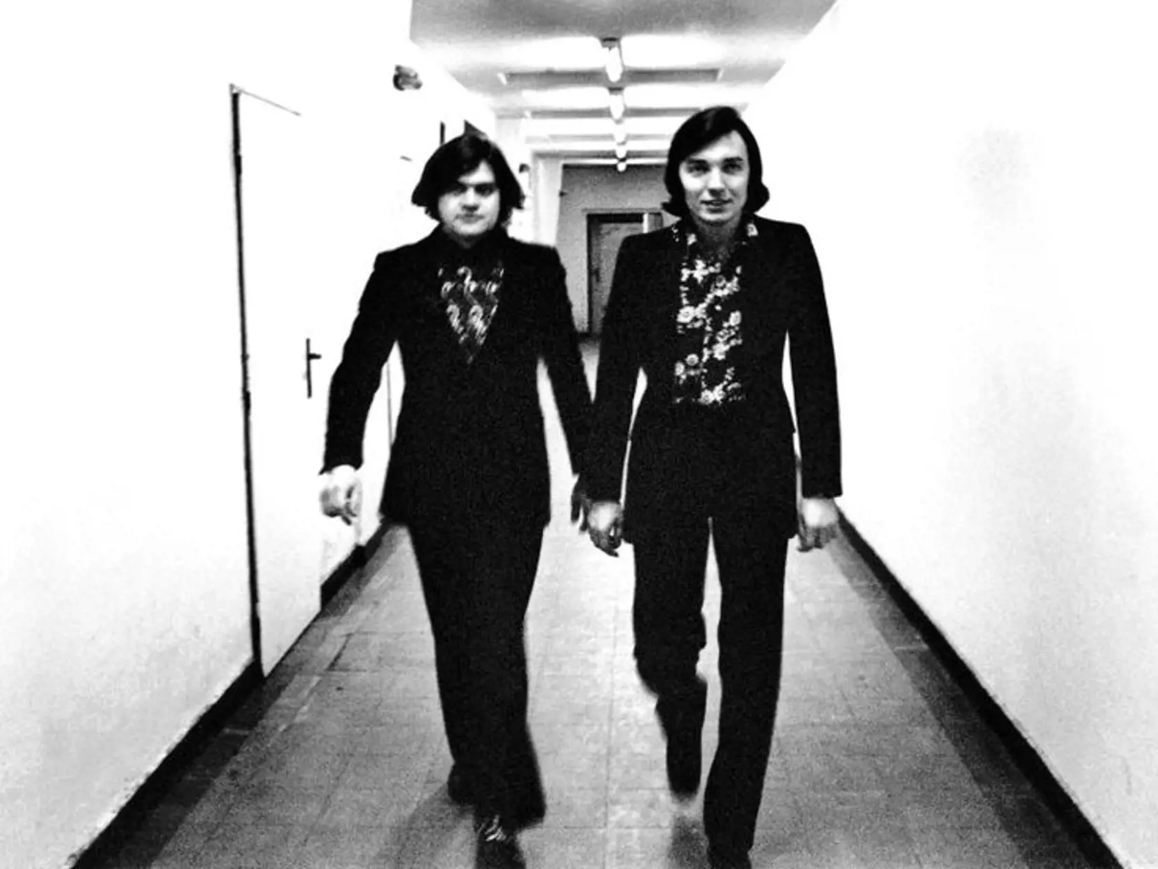 70.roky - KAMARÁTI: Karel Svoboda  (vľavo) s interpretom svojich hitov Karlom Gottom. O ústrednej melódii rozprávky Tri oriešky pre Popolušku bolo rozhodnuté za pár sekúnd. Karel Svoboda ju Vorlíčkovi zahral v noci cez telefón.