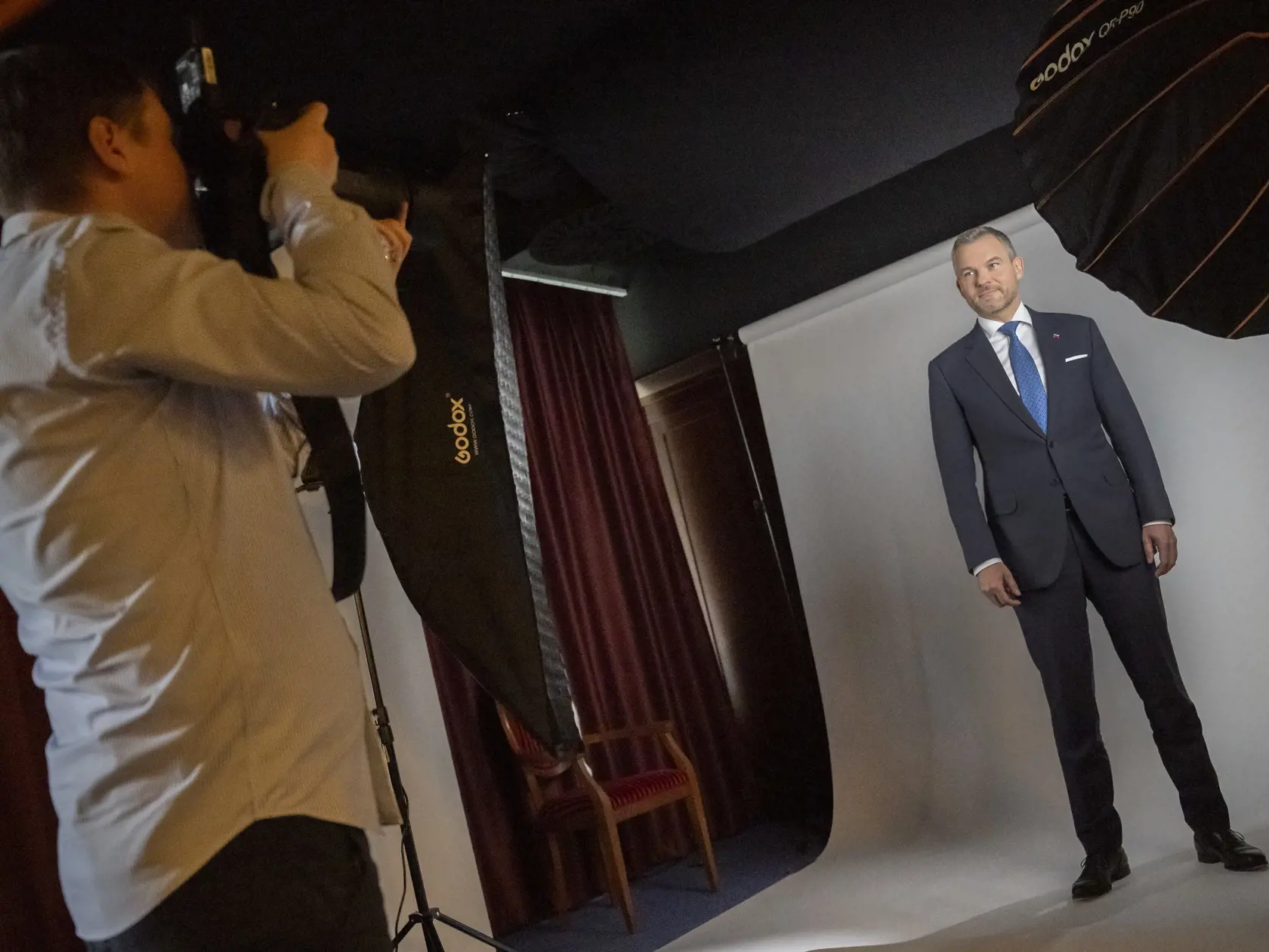 Zvolený prezident SR Peter Pellegrini navštívil Tlačovú agentúru Slovenskej republiky (TASR), kde fotograf a vedúci Obrazovej redakcie TASR Michal Svítok v spolupráci s fotografom agentúry Pavlom Neubauerom nafotil oficiálny portrét zvoleného prezidenta SR. Na snímke vpravo zvolený prezident SR Peter Pellegrini, fotograf a vedúci Obrazovej redakcie TASR Michal Svítok počas fotenia oficiálneho portrétu v ateliéri agentúry 23. apríla 2024 v Bratislave.