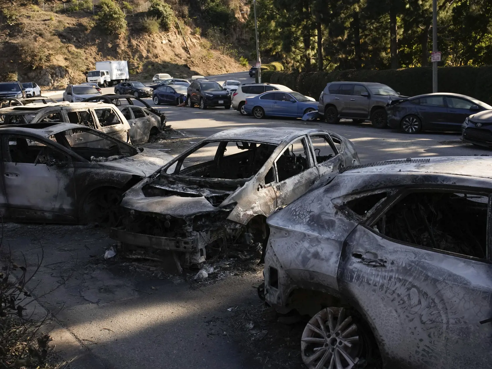 AZ10 Los Angeles - Na snímke zhorené autá v dôsledku požiaru na ulici v Los Angeles v pondelok 13. januára 2025. Obnova po požiaroch, ktoré zanechali niektoré štvrte Los Angeles v tlejúcich ruinách, si vyžiada ohromujúce náklady v miliardách dolárov, uviedol v pondelok americký prezident Joe Biden. FOTO TASR/AP  

Abandoned cars burned by Palisades Fire sit on the side of a road Monday, Jan. 13, 2025, in the Pacific Palisades neighborhood of Los Angeles. (AP Photo/John Locher)