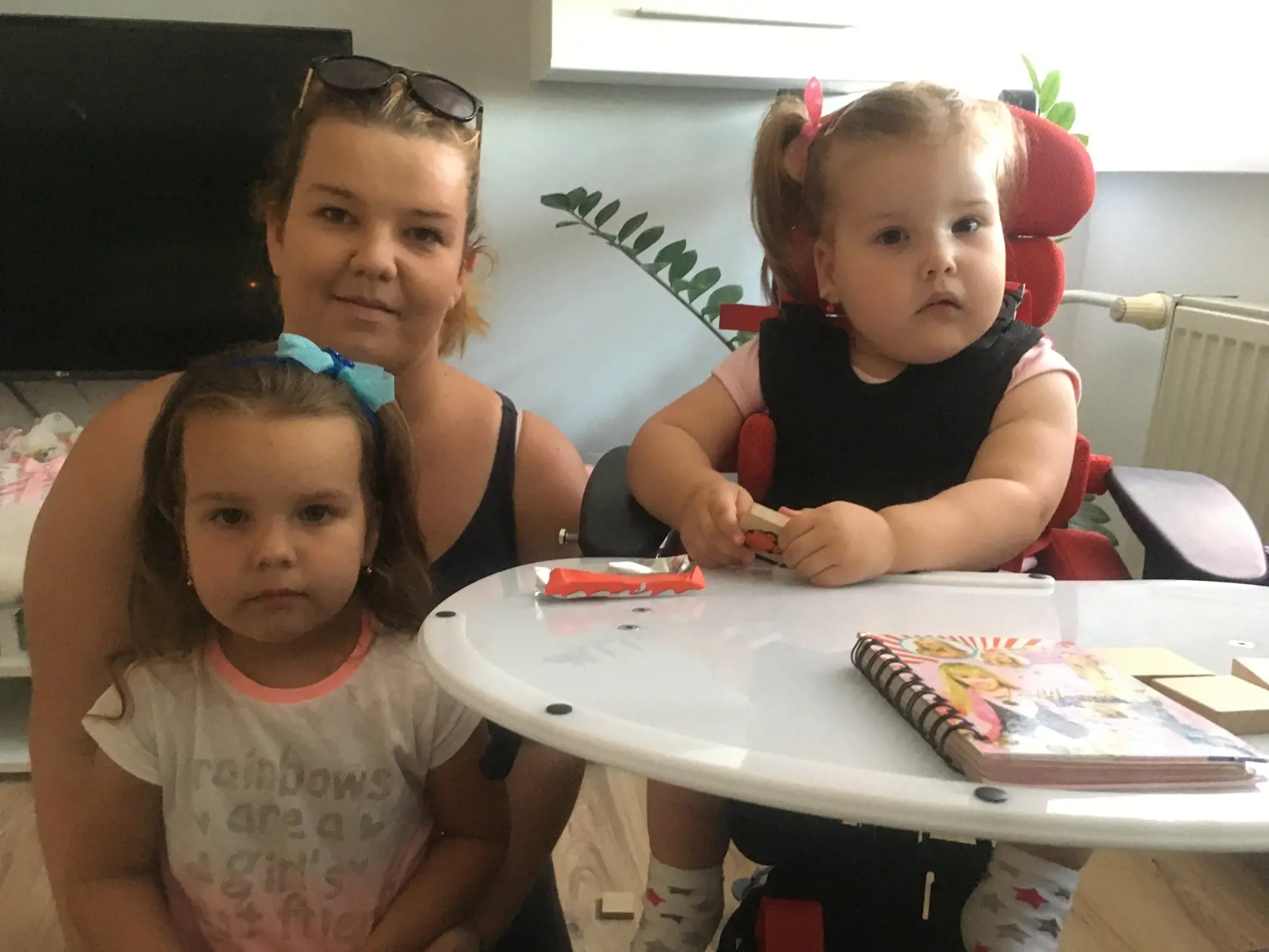 Nikola s dcérami. Denne absolvuje s mladšou Sofiou rehabilitácie či návštevy lekárov. Staršiu Natáliu (4) musí brávať so sebou, manžel Lukáš pracuje v zahraničí.