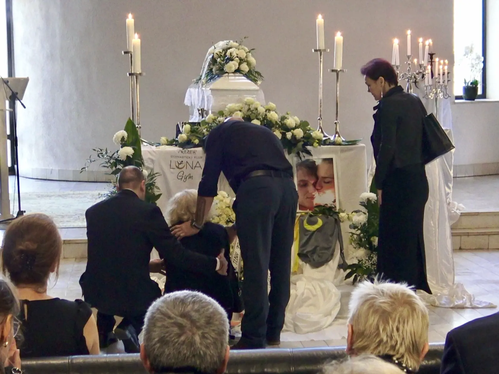 Mama zosnulej kľačí pri legínach svojej zosnulej dcéry.