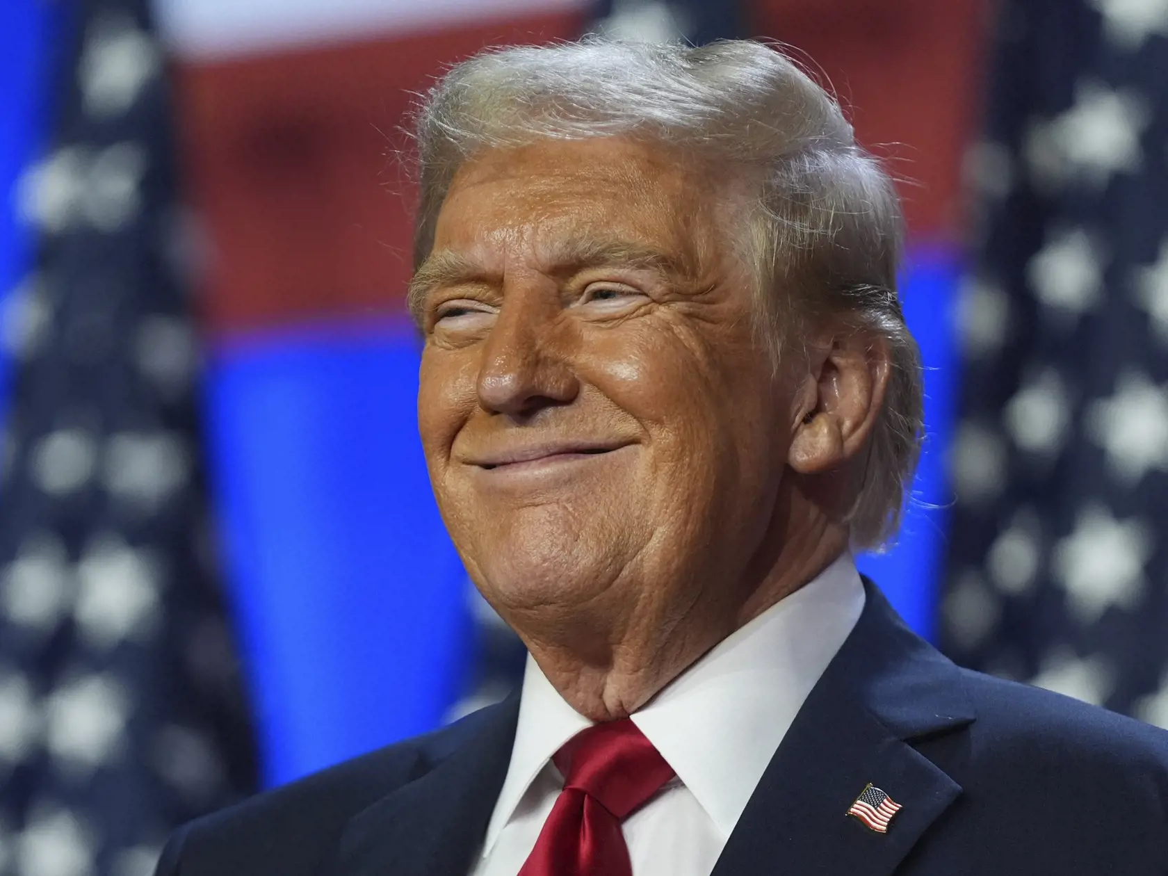Rokmi sa Trumpov make-up podľa všetkého zmenil a Safia naznačuje, že to môže byť spôsobené rastúcimi neistotami s pribúdajúcim vekom. Pravidelne sa meniacemu odtieňu pokožky bývalého prezidenta sa venuje množstvo internetových diskusií a memov. Ľudia sa neustále pýtajú, prečo sa Trump rozhodol pre tak výrazný oranžový vzhľad.