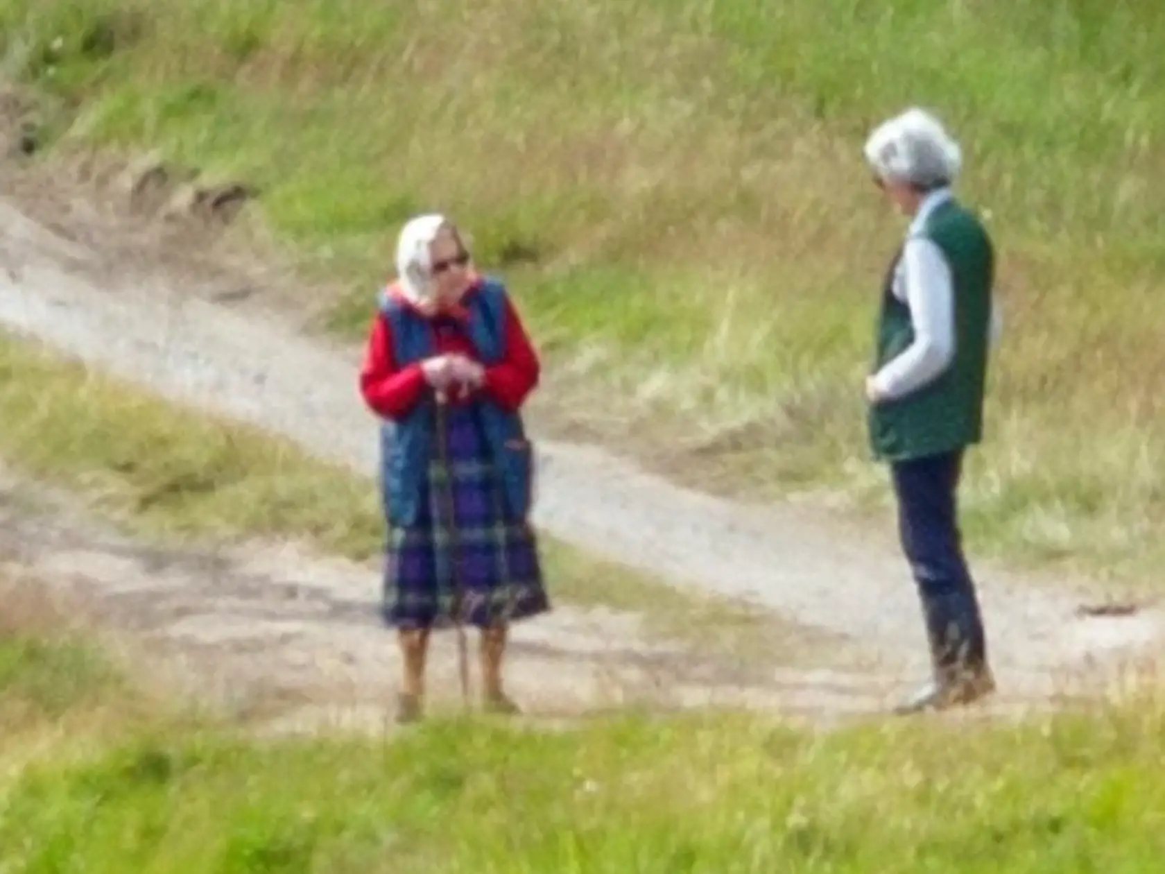 Kráľovná, ktorá sa predtým izolovala na zámku Windsor s princom Filipom, si pri tejto príležitosti obliekla modrú, károvanú sukňu. Jej hlavu zdobila šatka a slnečné okuliare.