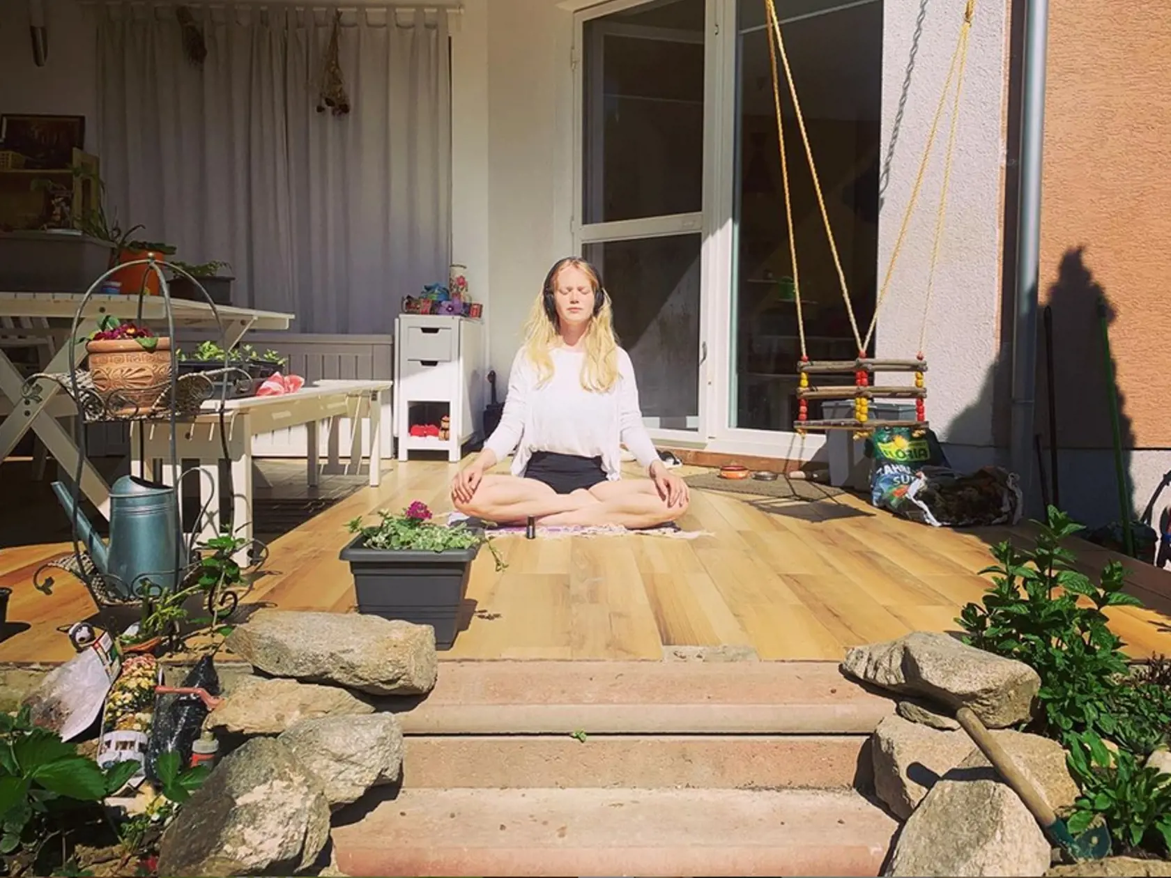 Dominika Morávková medituje a takto ju zachytil je jmanžel.