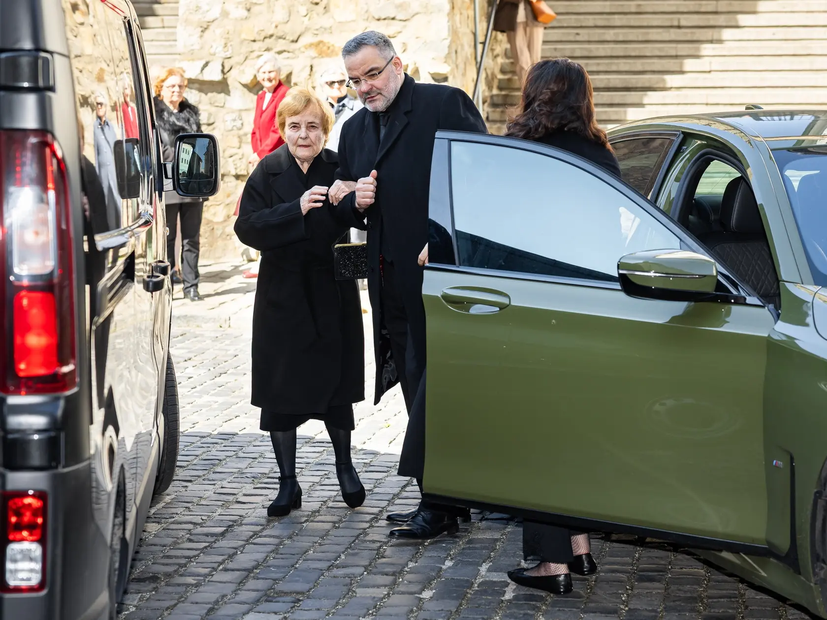 Posledná rozlúčka s hercom Štefanom Kvietikom za účasti rodiny aj verejnosti v Katedrále sv. Martina v Bratislave. Na snímke Eva Kvietiková so synom Martinom. 