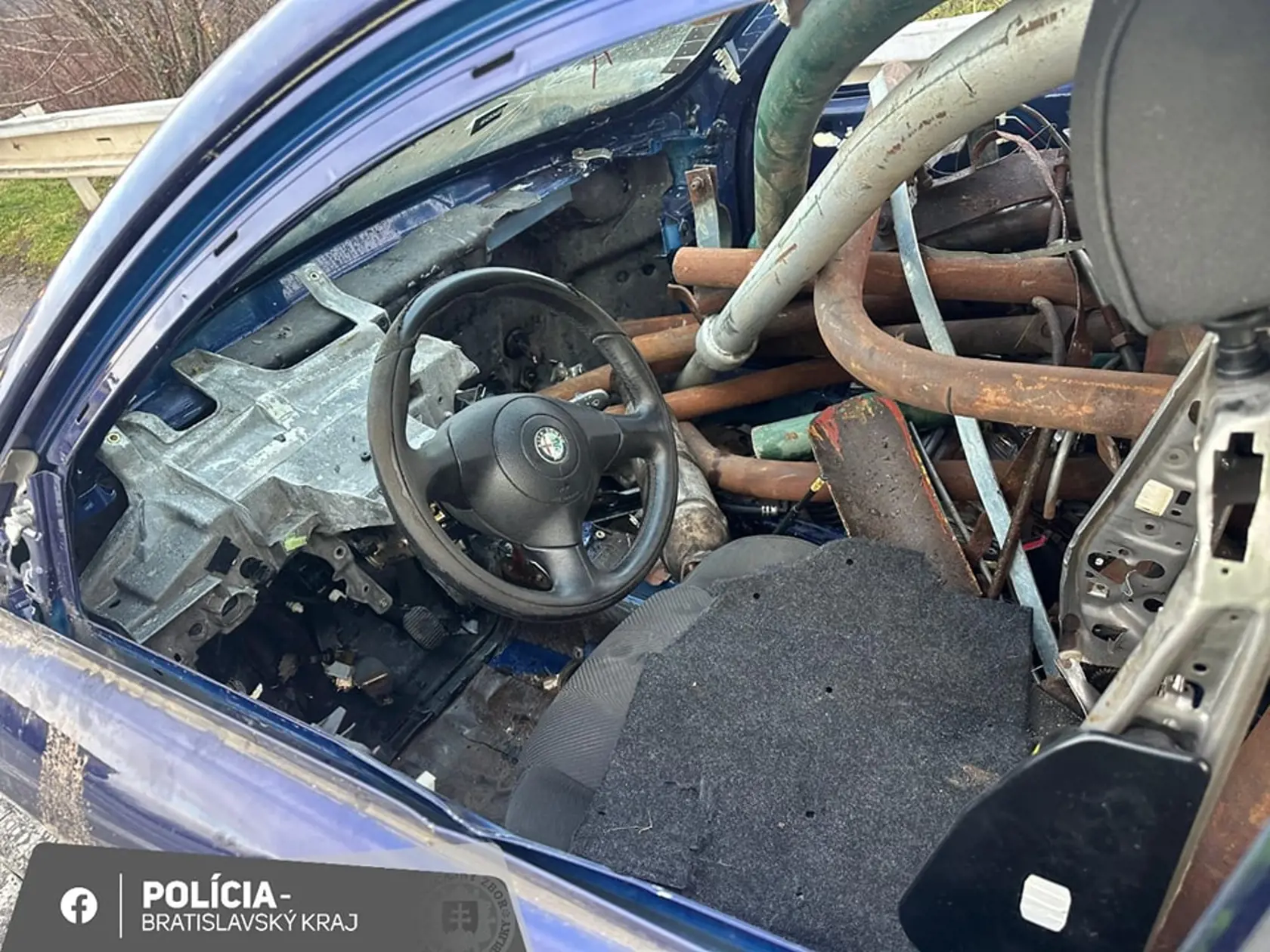 Vodič druhého - ťahaného motorového vozidla pre zmenu nebol nikdy držiteľom vodičského oprávnenia! Policajti vyriešili túto nezodpovednú jazdu oboch mužov na mieste pričom obaja budú riešení v správnom konaní.