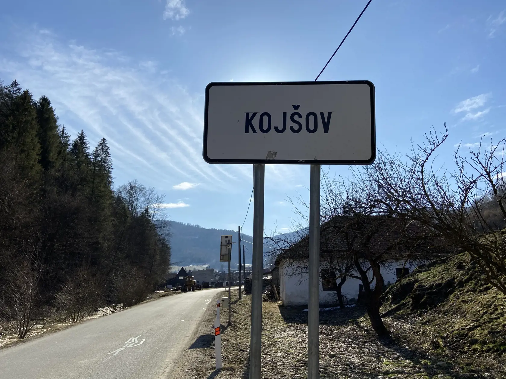 Tabuľa pri vstupe do dediny. Jakubisko sa k svojmu rodisku hrdo hlásil.