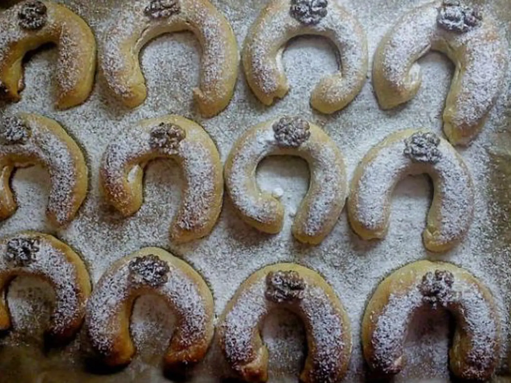 V tento deň sa podávali svätomartinské rožky, rohy alebo podkovy, nazývané mariny, roháče či vandrovnice. Bolo to pečivo z kysnutého cesta s plnkou, ale aj bez nej. Martinskými rohmi dievčatá obdarovali svojich chlapcov, ktorí v tento deň chodili na martinskú koledu. Veľkým rožkom, plneným makom alebo lekvárom, bol zasa obdarovaný zo služby odchádzajúci čeľadník alebo slúžka, pretože práve na sv. Martina väčšina z nich menila zjednanú službu a dostávala za svoju prácu mzdu. Niektorým hospodár predĺžil zmluvu, iní si museli hľadať nové pôsobisko. O tvare pečiva sa traduje, že sv. Martin mal vraj macochu a tá ho chcela otráviť. Keď piekla koláče do jedného pridala jed, aby ho spoznala, ohla ho do tvaru podkovy. Keď však vybrala koláče z pece zistila, že sú všetky zahnuté. Iní tvrdia, že svätomartinské rožky, sú premenené podkovy jeho koňa, ktoré pomohli chudobným zahnať hlad.