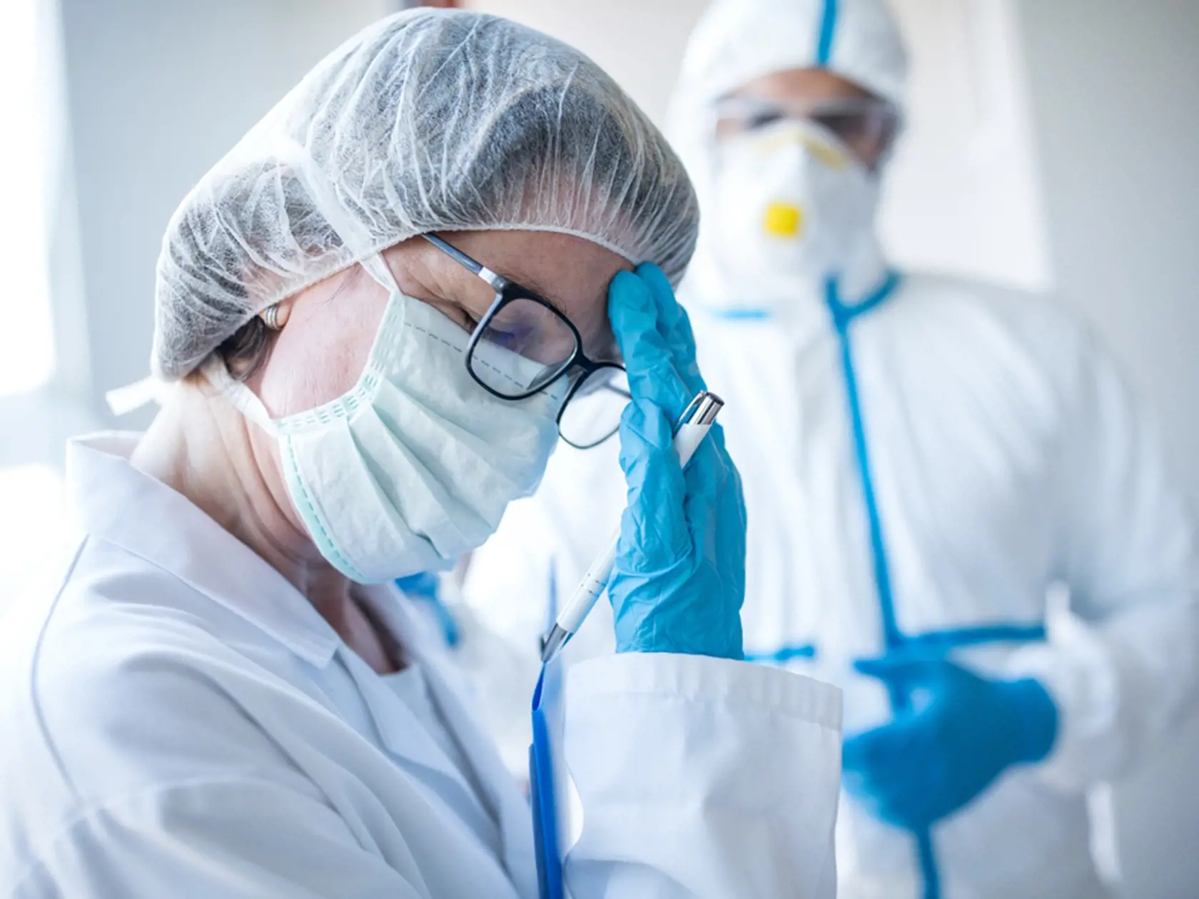 Napríklad situácia v oblasti zdravotníctva a sociálnej pomoci ukazuje, že počet žien pracujúcich
v tomto odvetví je vyšší ako v prípade mužov. Kým v prípade žien majú prevahu zdravotné sestry či sociálne pracovníčky, u mužov dominujú lekári. A to je jeden z dôvodov, prečo ženy v zdravotníctve zarábajú o takmer štvrtinu menej ako muži.
