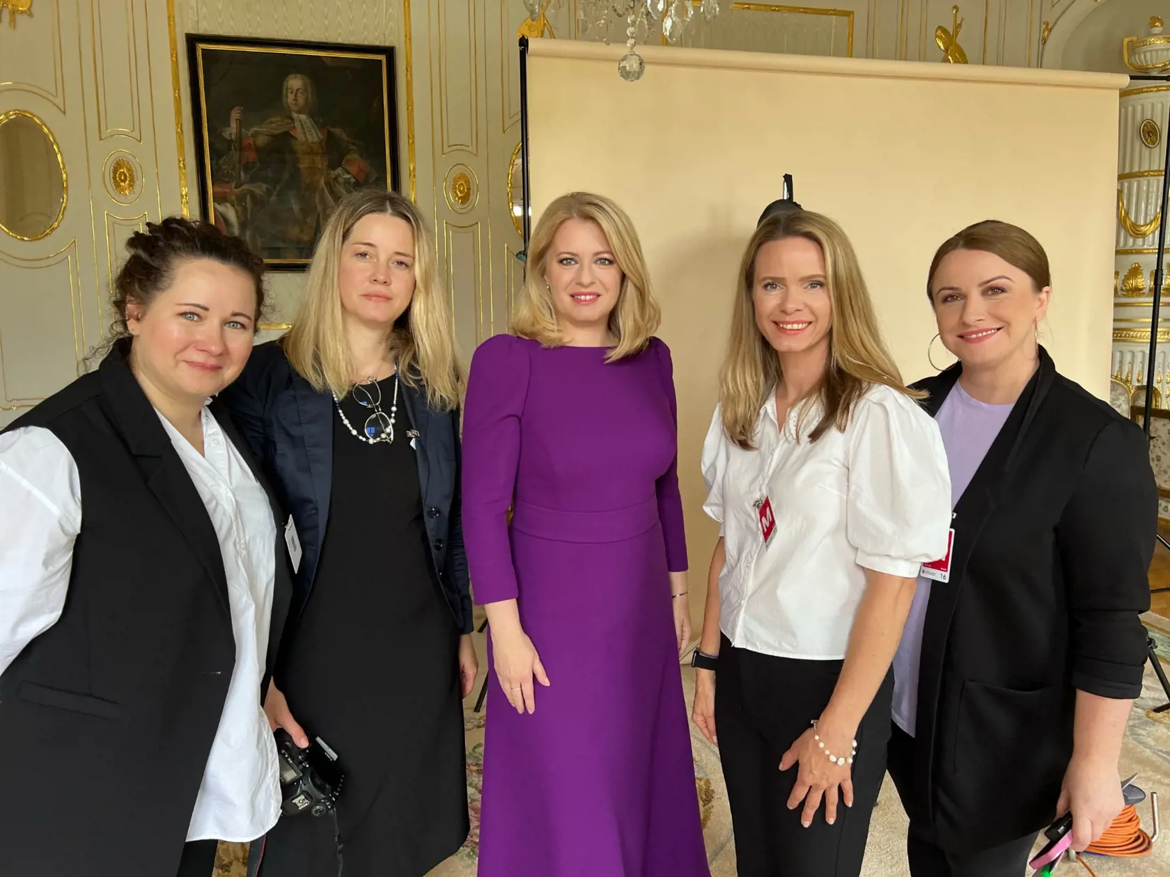 Výrobná "úderka" z fotenia titulky Nového Času pre ženy: (zľava) hlavná fotografka Petra Bošanská, fotografka Jana Liška, prezidentka, šéfredaktorka Ema Pospíšilová Tekelyová, redaktorka Ivana Dragúňová