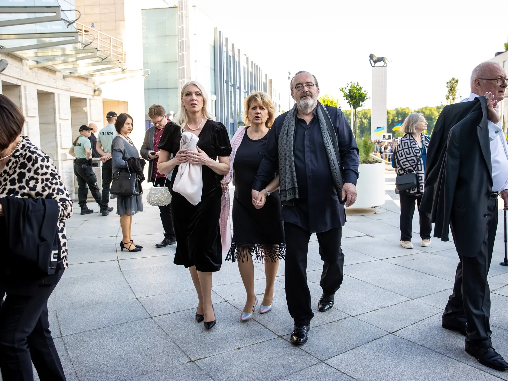Na snímke príchod hostí na vystúpenie ruskej opernej speváčky Anny Netrebko v novej budove Slovenského národného divadla v Bratislave. 