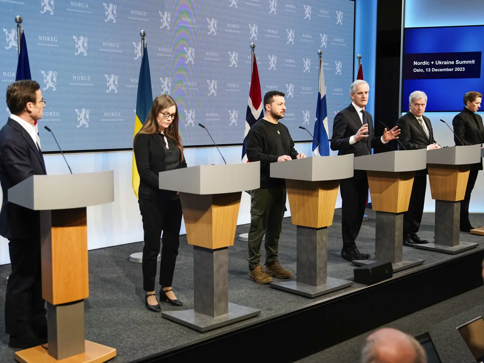 WA 20 Oslo - Na snímke zľava švédsky premiér Ulf Kristersson, islandská premiérka Katrín Jakobsdóttirová, ukrajinský prezident Volodymyr Zelenskyj, nórsky premiér Jonas Gahr Störe, fínsky prezident Sauli Niinistö a dánska premiérka Mette Frederiksenová počas spoločnej tlačovej konferencii na tzv. seversko-ukrajinskom summite v nórskej metropole Oslo v stredu 13. decembra 2023. FOTO TASR/AP 

Ukrainian President Volodymyr Zelenskyy, third from left, attends the Nordic Summit with, from left, Swed