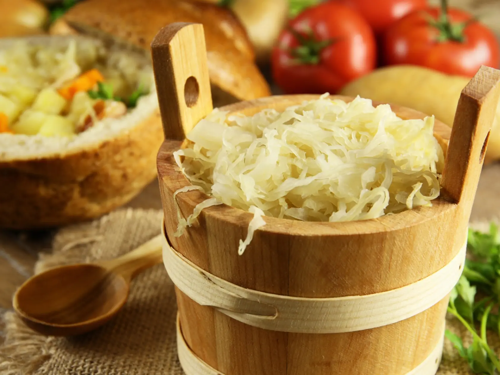 Je to druh fermentovanej kapusty. Fermentačný proces pridáva tráviace enzýmy, takže konzumácia kyslej kapusty je skvelým spôsobom, ako zvýšiť príjem tráviacich enzýmov. Okrem toho kyslá kapusta pôsobí probioticky, pretože obsahuje zdravé črevné baktérie, ktoré zlepšujú trávenie a stav imunity.