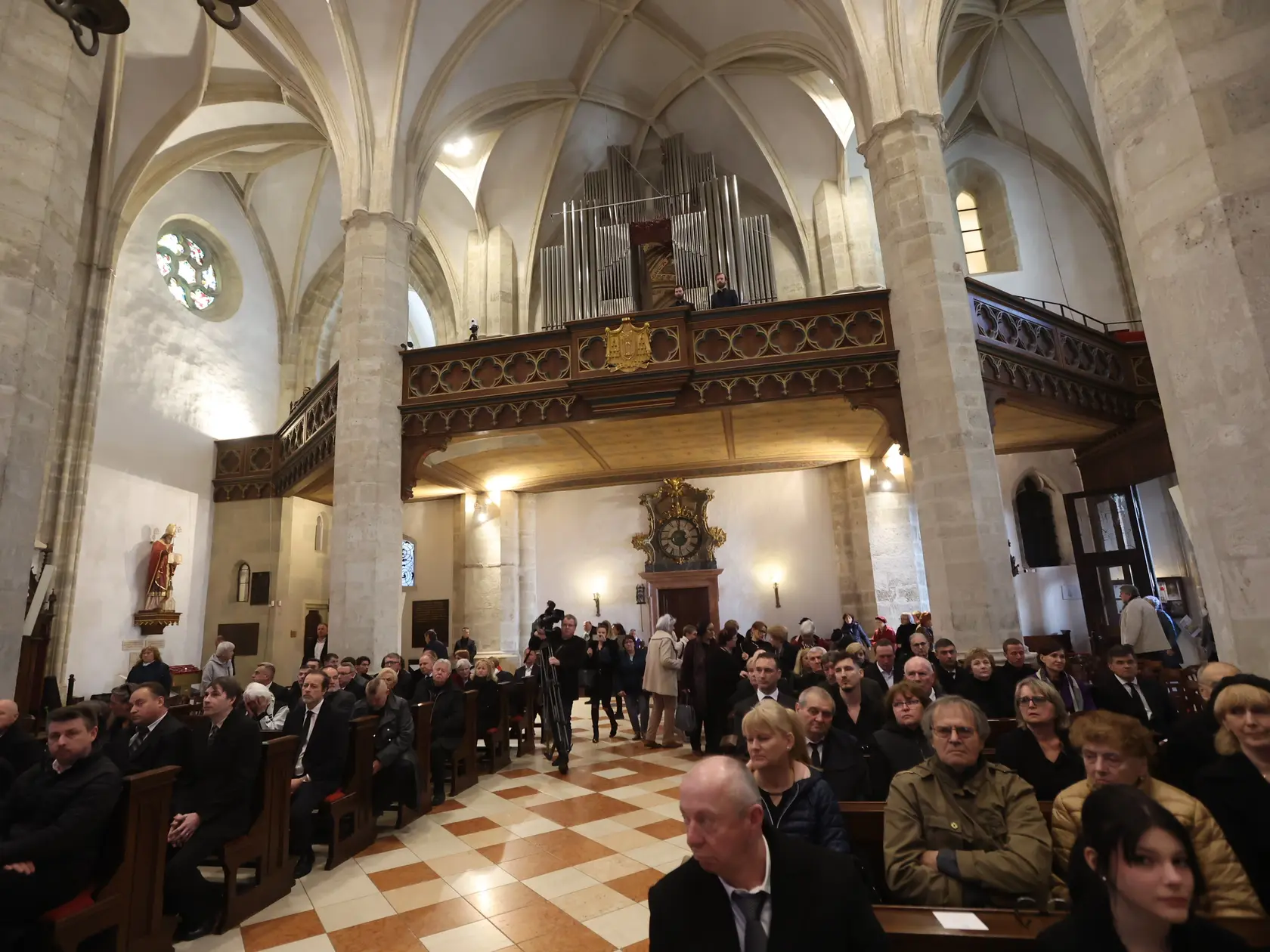 Posledná rozlúčka s hercom Štefanom Kvietikom († 90) v Katedrále sv. Martina v Bratislave.
