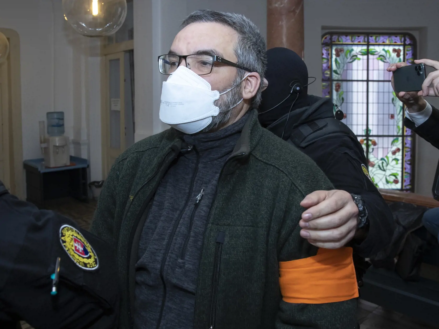 Hlavné pojednávanie v kauze Dobytkár na Špecializovanom trestnom súde v Banskej Bystrici. Na snímke eskorta ZVJS privádza obžalovaného finančníka Martina Kvietika.