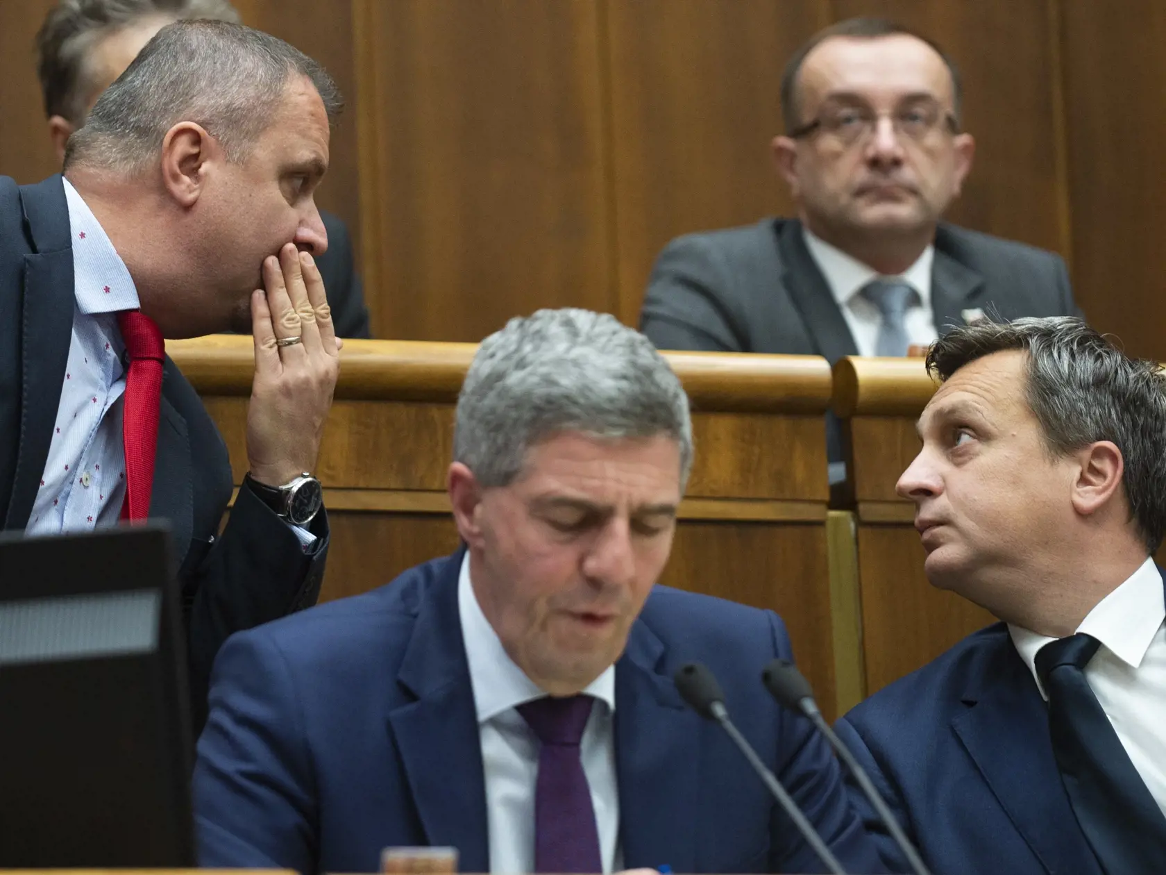 Na snímke zľava podpredsedovia parlamentu Andrej Hrnčiar, Béla Bugár (obaja Most-Híd) a predseda parlamentu Andrej Danko počas rokovania 53. schôdze parlamentu 26. novembra 2019 v Bratislave. FOTO TASR - Jakub Kotian 