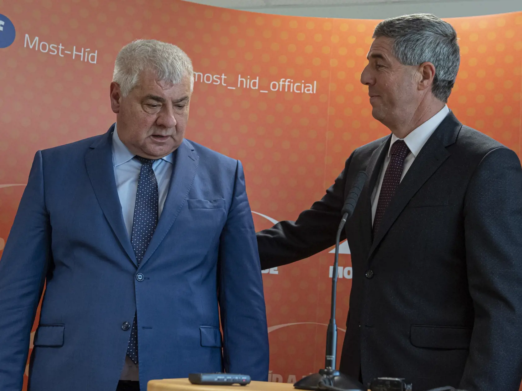 Na snímke predseda strany Most-Híd Béla Bugár (vpravo) a líder kandidátky Mosta-Híd v parlamentných voľbách 2020 Árpád Érsek počas tlačovej konferencie po rokovaní Republikovej rady strany Most Híd. Bratislava, 23. novembra 2019.  FOTO TASR - Michal Svítok