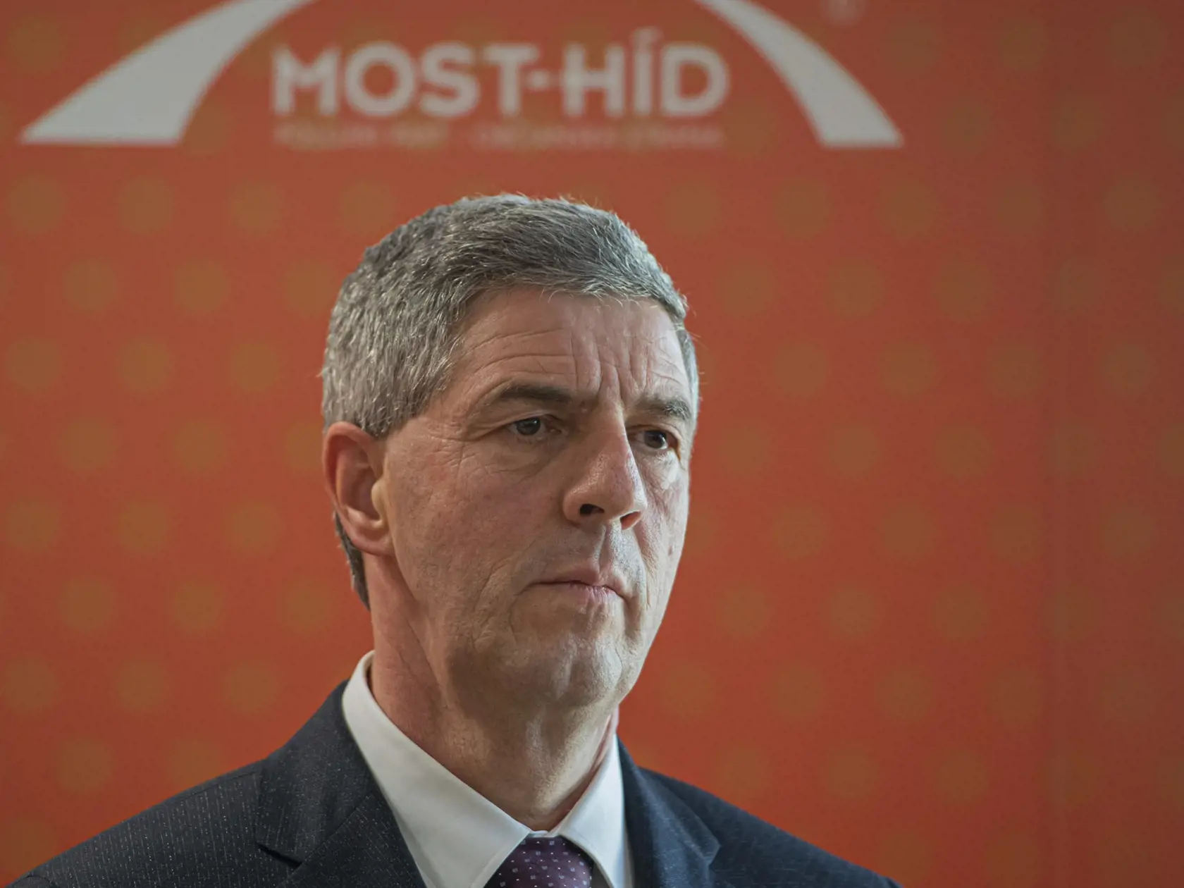Béla Bugár dostal od SMK košom. Dnes sa ukazuje, že za tým mohol byť Orbánov Fidesz.