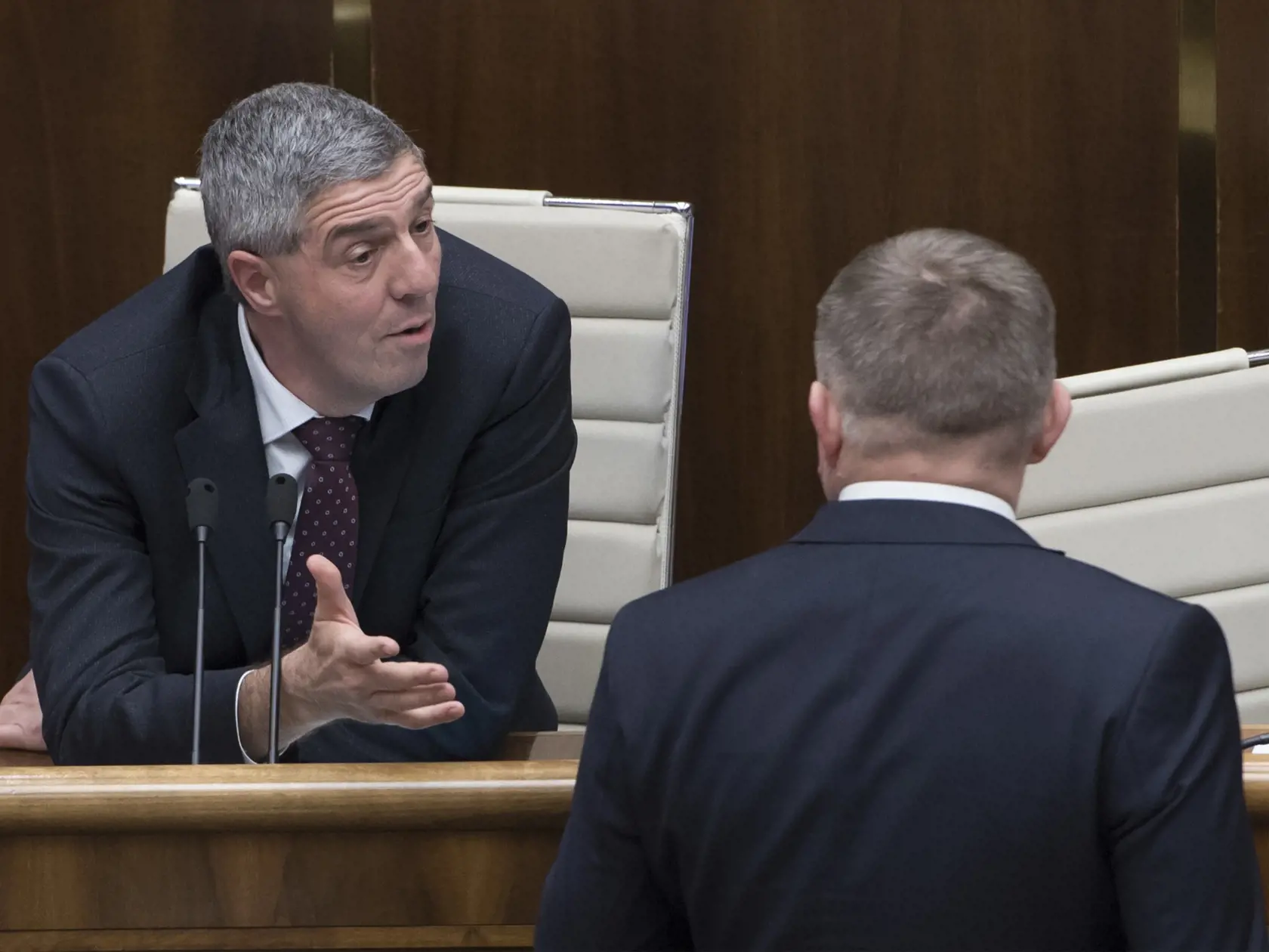 Na snímke vpravo poslanec parlamentu SR Robert Fico (SMER-SD) a vľavo podpredseda parlamentu SR Béla Bugár (Most-Híd) počas 53. schôdze NR SR 3. decembra 2019 v Bratislave. FOTO TASR - Martin Baumann