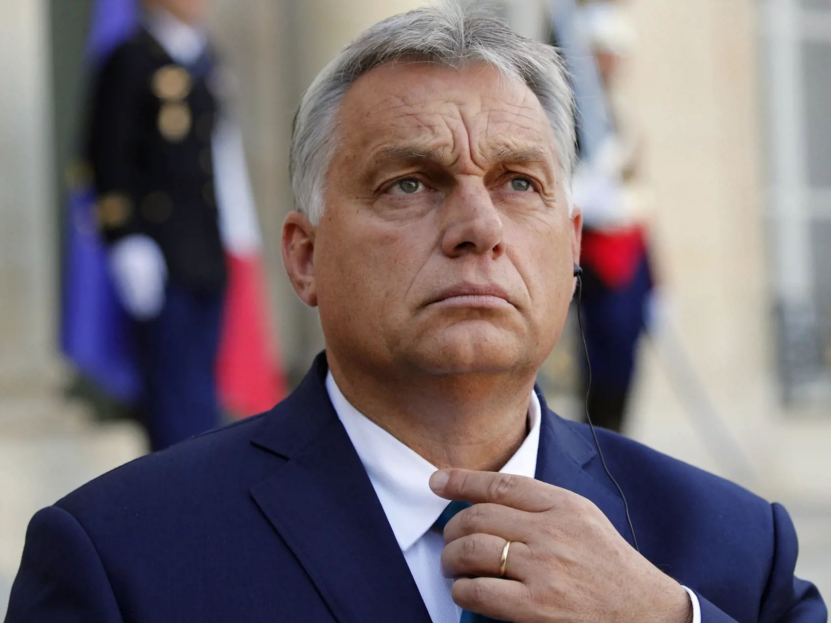 SY 29 Paríž - Maďarský premiér Viktor Orbán počas vyhlásenia pre novinárov pred rokovaním s francúzskym prezidentom Emmanuelom Macronom v Elyzejskom paláci v Paríži 11. októbra 2019. FOTO TASR/AP  
Hungarian Prime Minister Viktor Orban adjusts his tie during a joint statement with French President Emmanuel Macron prior to their meeting at the Elysee Palace in Paris, Friday, Oct. 11, 2019. (AP Photo/Francois Mori)