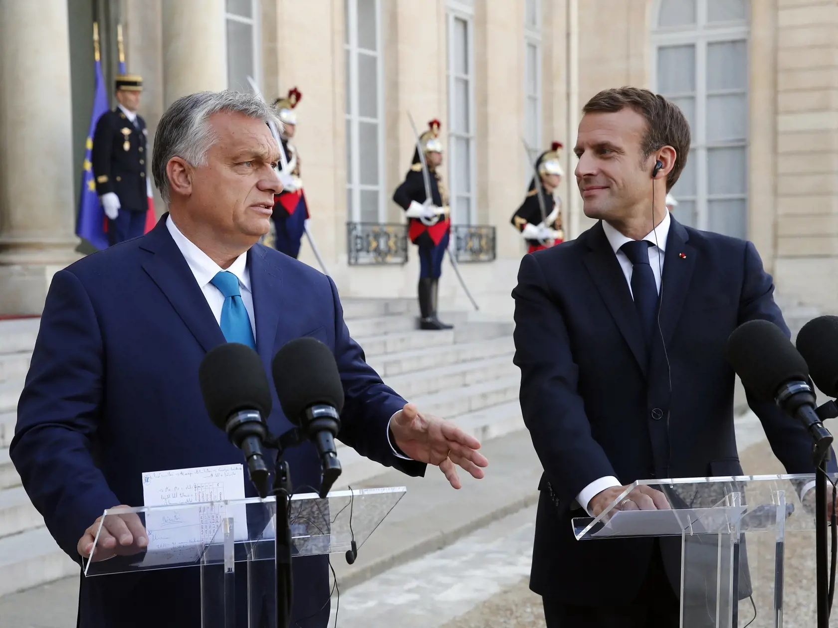 SY 26 Paríž - Francúzsky prezident Emmanuel Macron (vpravo) a maďarský premiér Viktor Orbán počas vyhlásenia pre novinárov pred rokovaním v Elyzejskom paláci v Paríži 11. októbra 2019. FOTO TASR/AP  
French President Emmanuel Macron welcomes Hungarian Prime Minister Viktor Orban prior to their meeting at the Elysee Palace in Paris, Friday, Oct. 11, 2019. (AP Photo/Francois Mori)
