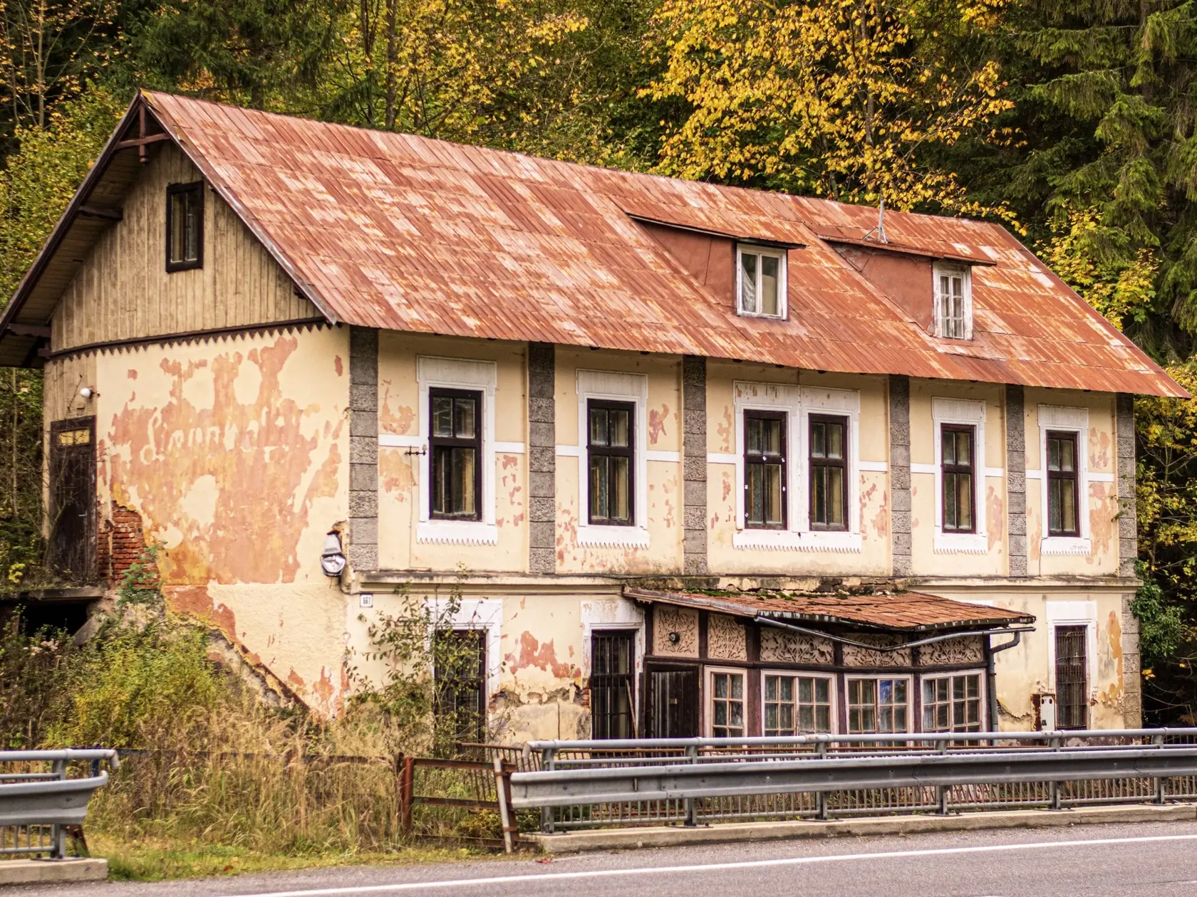 Návštevníci sem však stále chodia po minerálnu vodu z prameňov a tiež na turistiku.