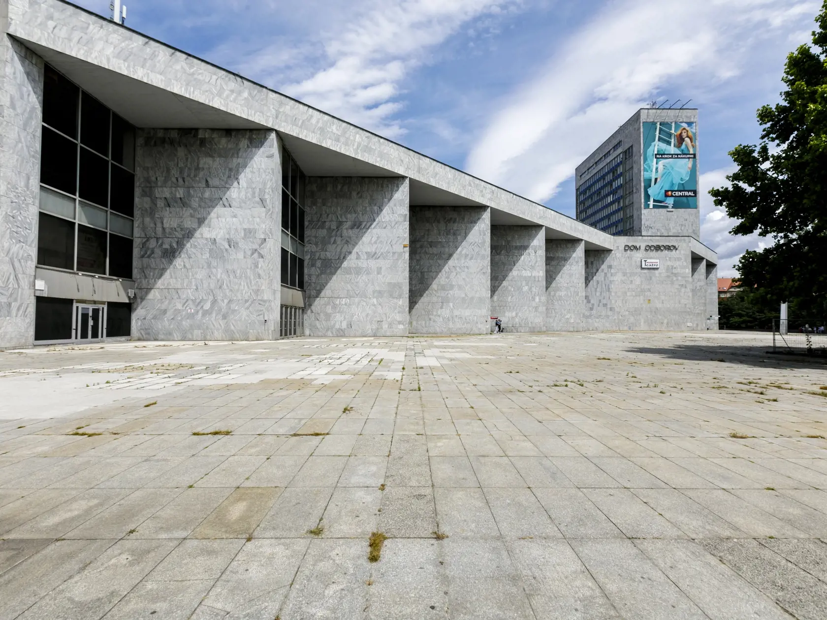Na snímke exteriér Domu odborov na bratislavskom Trnavskom mýte, kde developer Immocap Group predstavil svoj zámer investičného projektu Nový Istropolis v Bratislave 16. júla 2020. Ten má do lokality priniesť moderné multifunkčné kultúrno-spoločenské centrum s kapacitou 3000 miest na sedenie.