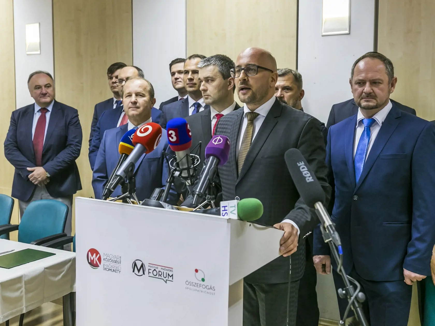 na snimke  -  Maďarské strany potvrdili spoluprácu podpisom memoranda - SMK - SPOLUPATRIČNOSŤ - MAGYAR- MAĎARSÉ FÓRUM
