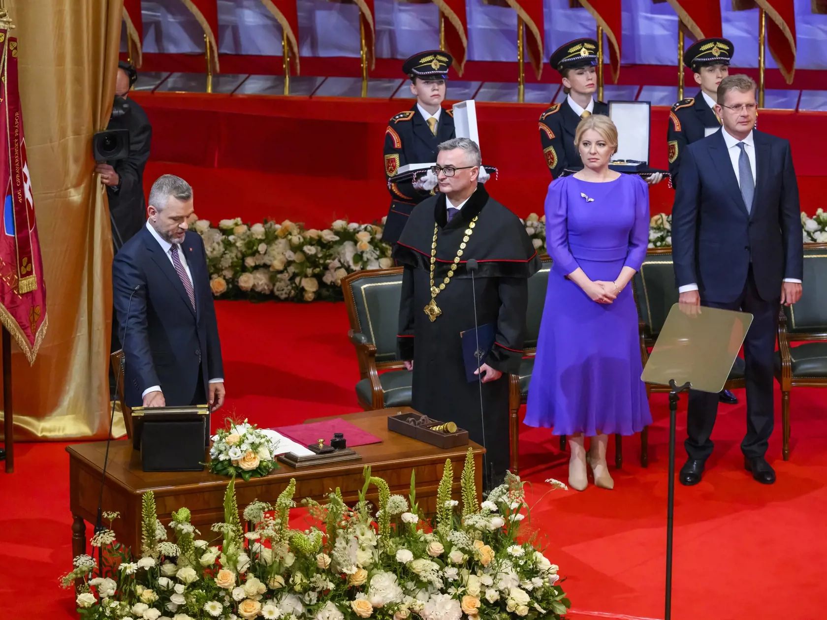 Na snímke vľavo zvolený prezident SR Peter Pellegrini skladá sľub predpísaný Ústavou SR do rúk predsedu Ústavného súdu SR Ivana Fiačana (druhý zľava) počas slávnostnej schôdze Národnej rady SR pri príležitosti zloženia sľubu prezidenta SR v priestoroch budovy Slovenskej filharmónie 15. júna 2024 v Bratislave. Sprava podpredseda Národnej rady SR Peter Žiga (Hlas-SD), ktorý je poverený jej vedením a odchádzajúca prezidentka SR Zuzana Čaputová. FOTO TASR - Jaroslav Novák