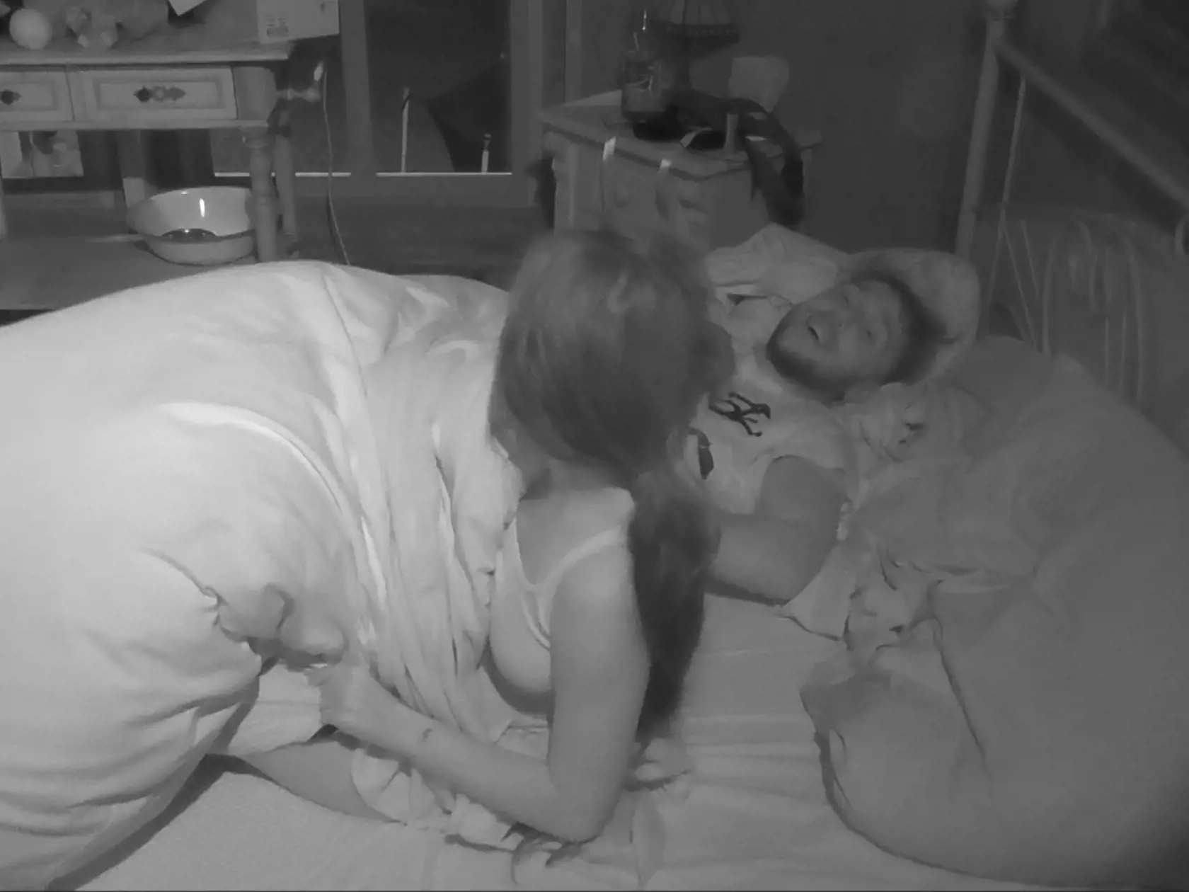 Keď si užili, Azra si naspäť natiahla nohavice a išli spať.