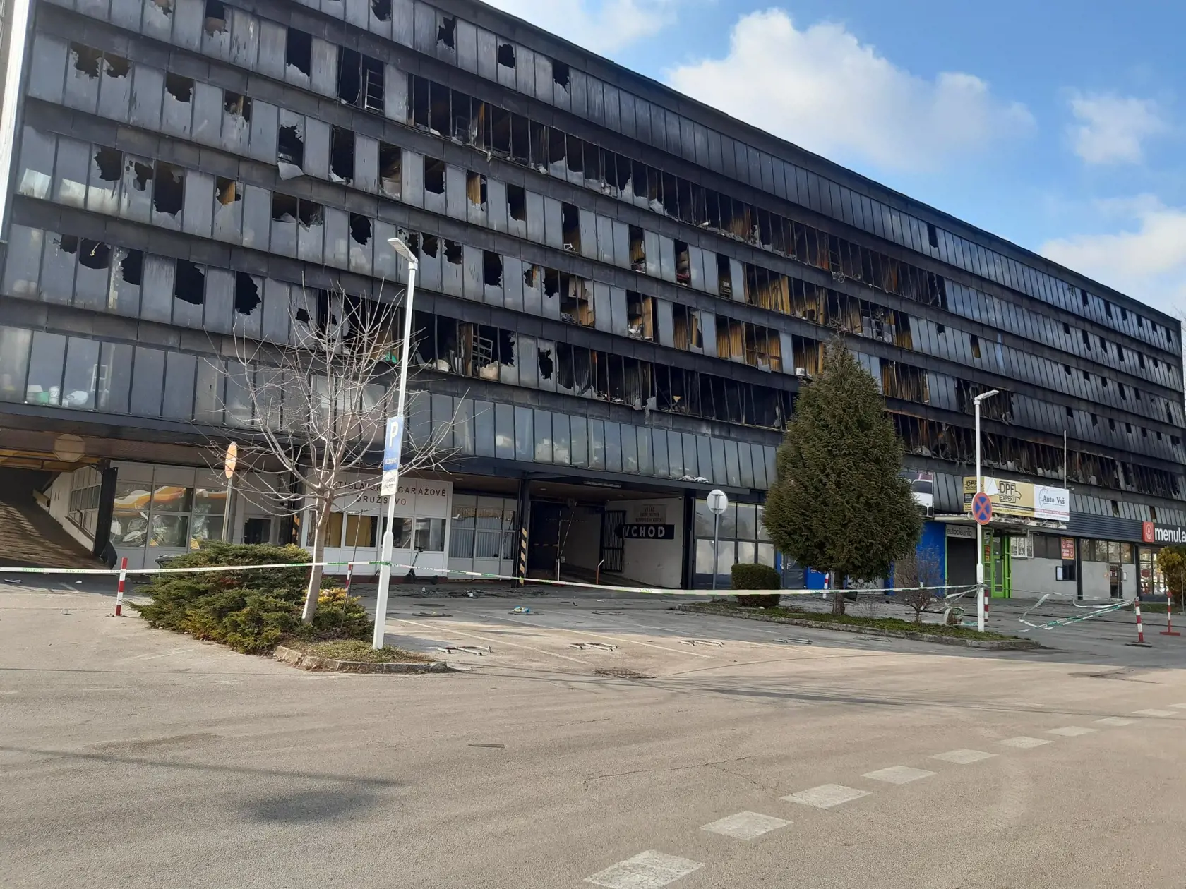 Budova je v dezolátnom stave.