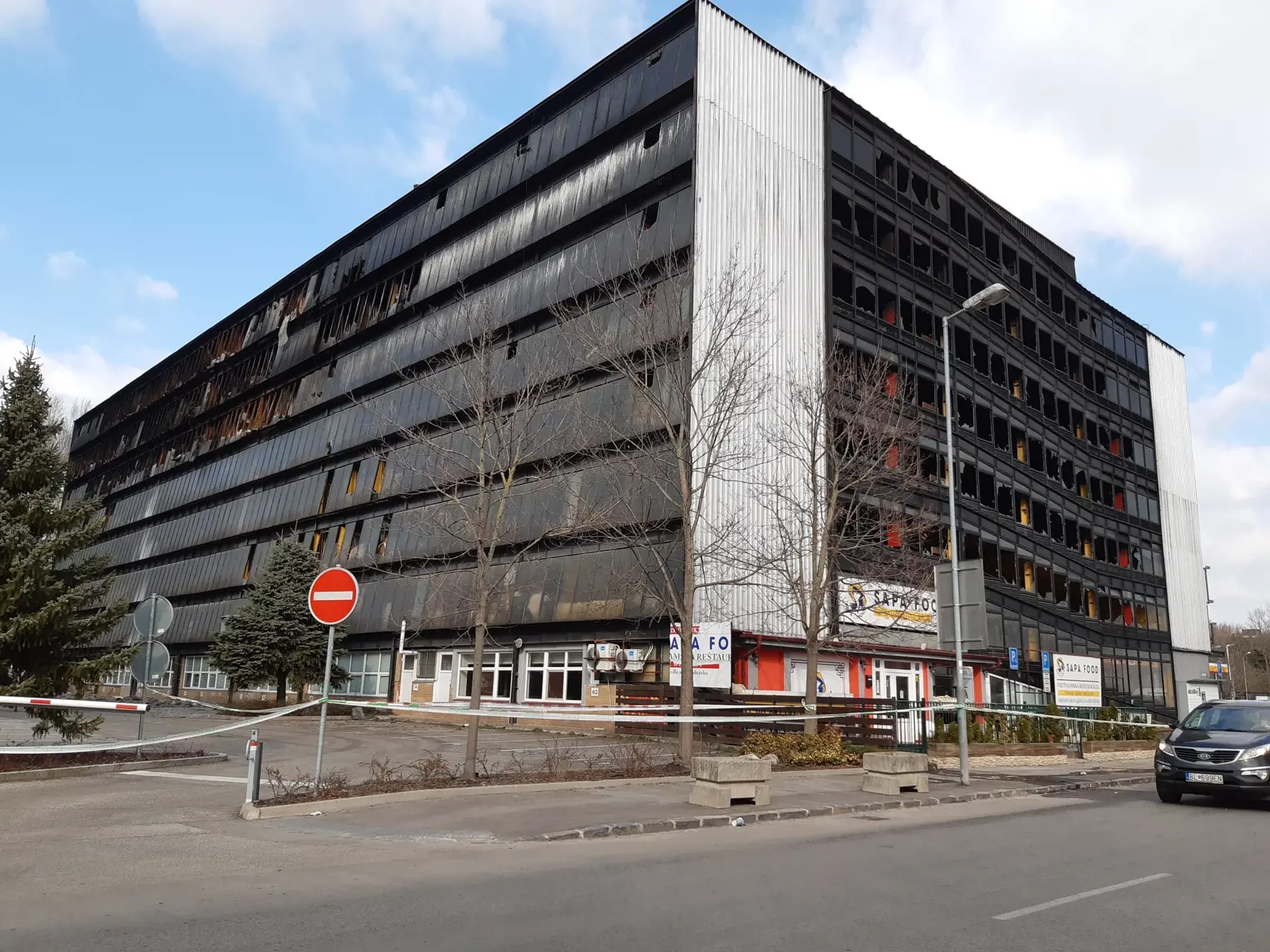 Budova je v dezolátnom stave.